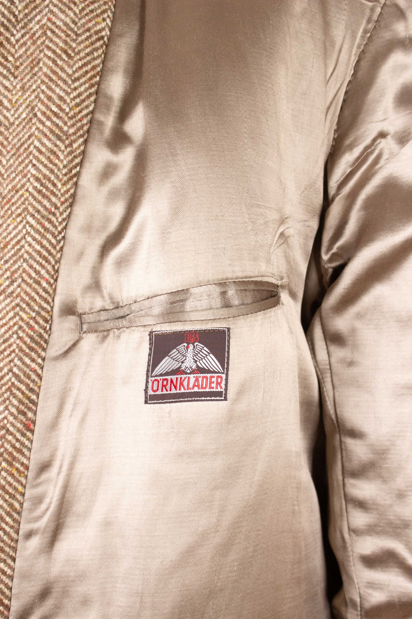 SWEDISH 1940S BROWN HERRINGBONE TWEED CARCOAT BY ÖRNKLÄDER. SIZE CA EU 50
