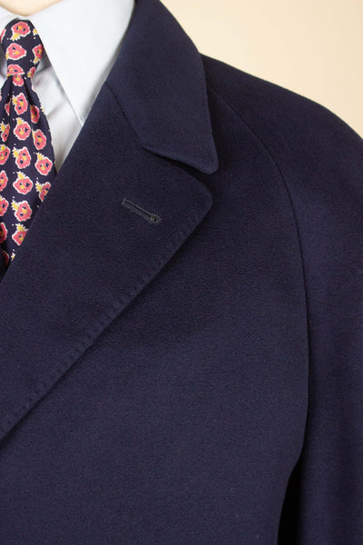 SWEDISH 1960S DARK BLUE SINGLE BREASTED RAGLAN OVERCOAT BY TIGER. SIZE CA EU 48-50