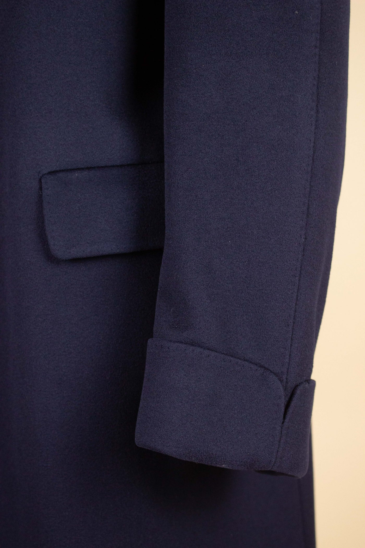 SWEDISH 1960S DARK BLUE SINGLE BREASTED RAGLAN OVERCOAT BY TIGER. SIZE CA EU 48-50