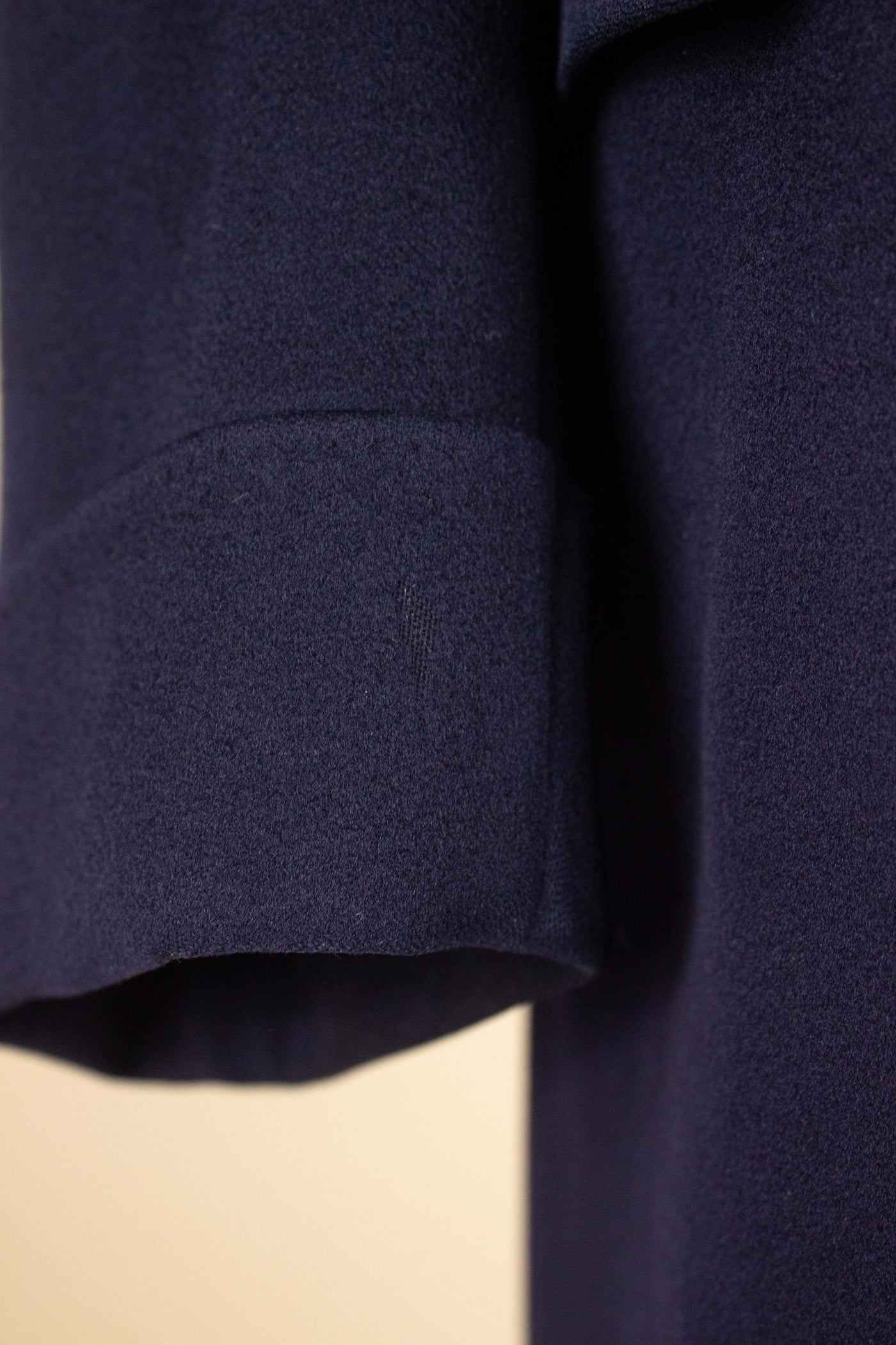 SWEDISH 1960S DARK BLUE SINGLE BREASTED RAGLAN OVERCOAT BY TIGER. SIZE CA EU 48-50