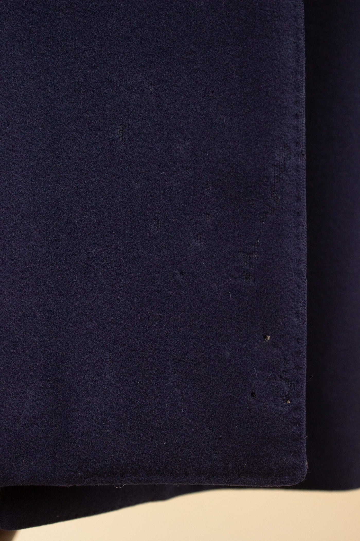 SWEDISH 1960S DARK BLUE SINGLE BREASTED RAGLAN OVERCOAT BY TIGER. SIZE CA EU 48-50