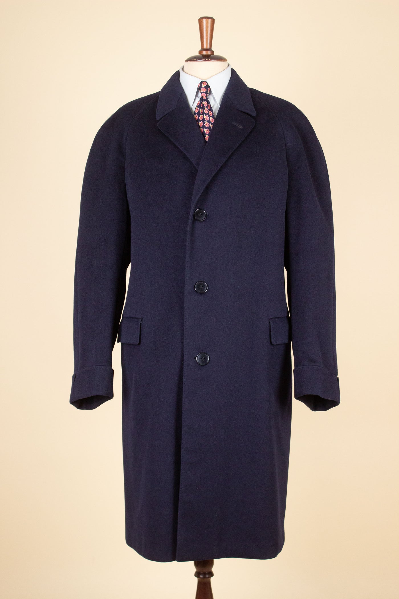 SWEDISH 1960S DARK BLUE SINGLE BREASTED RAGLAN OVERCOAT BY TIGER. SIZE CA EU 48-50