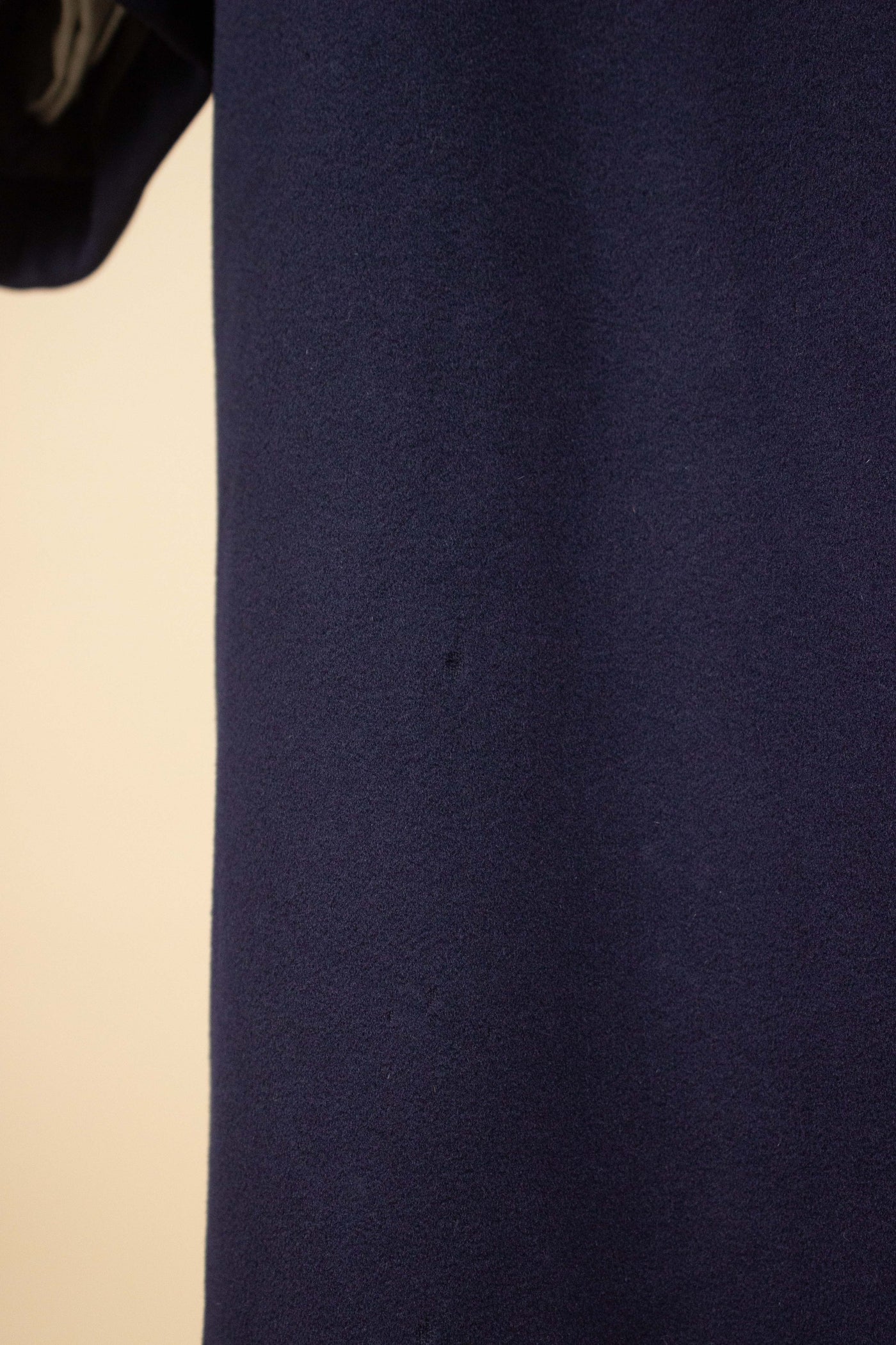 SWEDISH 1960S DARK BLUE SINGLE BREASTED RAGLAN OVERCOAT BY TIGER. SIZE CA EU 48-50