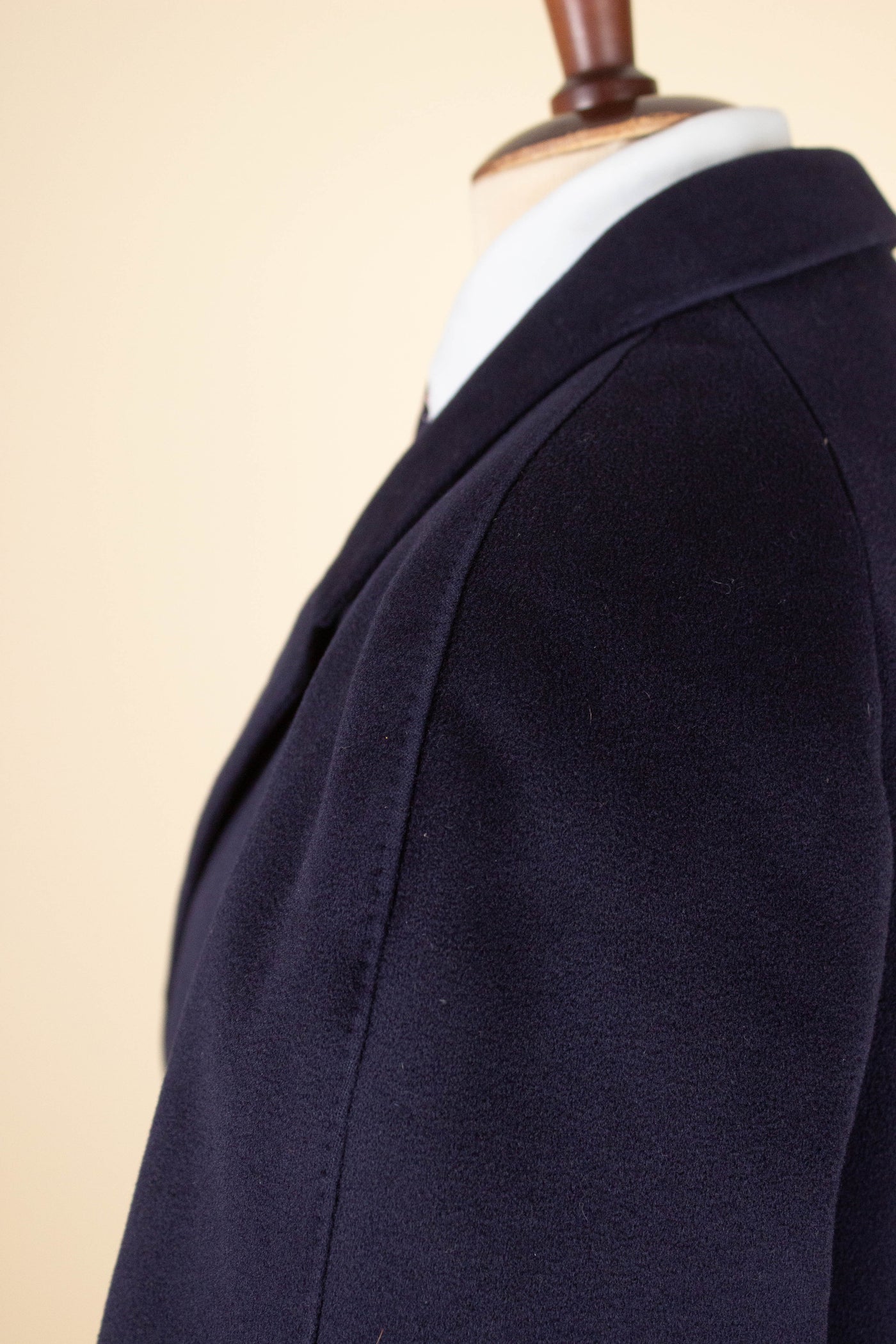 SWEDISH 1960S DARK BLUE SINGLE BREASTED RAGLAN OVERCOAT BY TIGER. SIZE CA EU 48-50