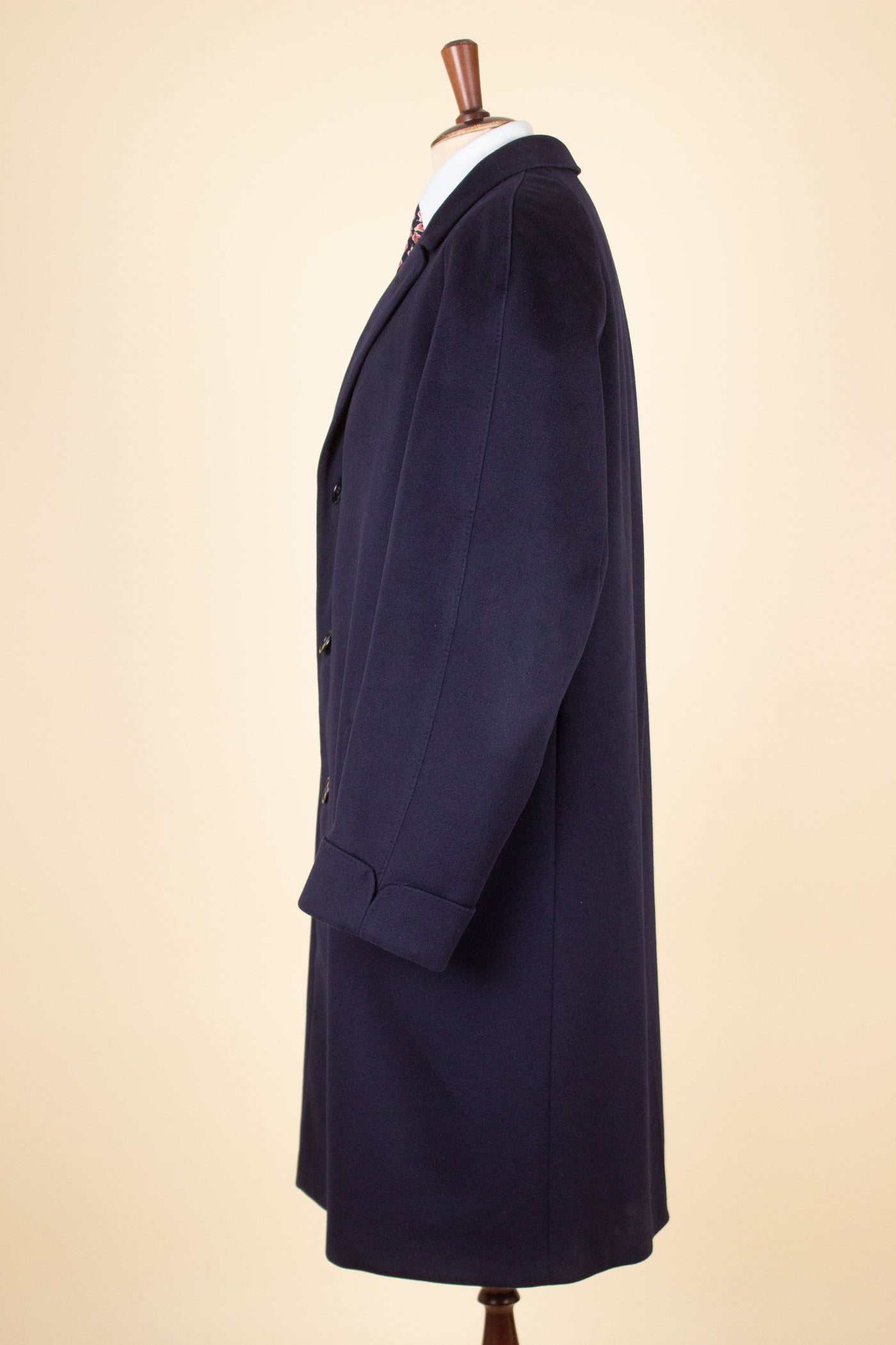 SWEDISH 1960S DARK BLUE SINGLE BREASTED RAGLAN OVERCOAT BY TIGER. SIZE CA EU 48-50