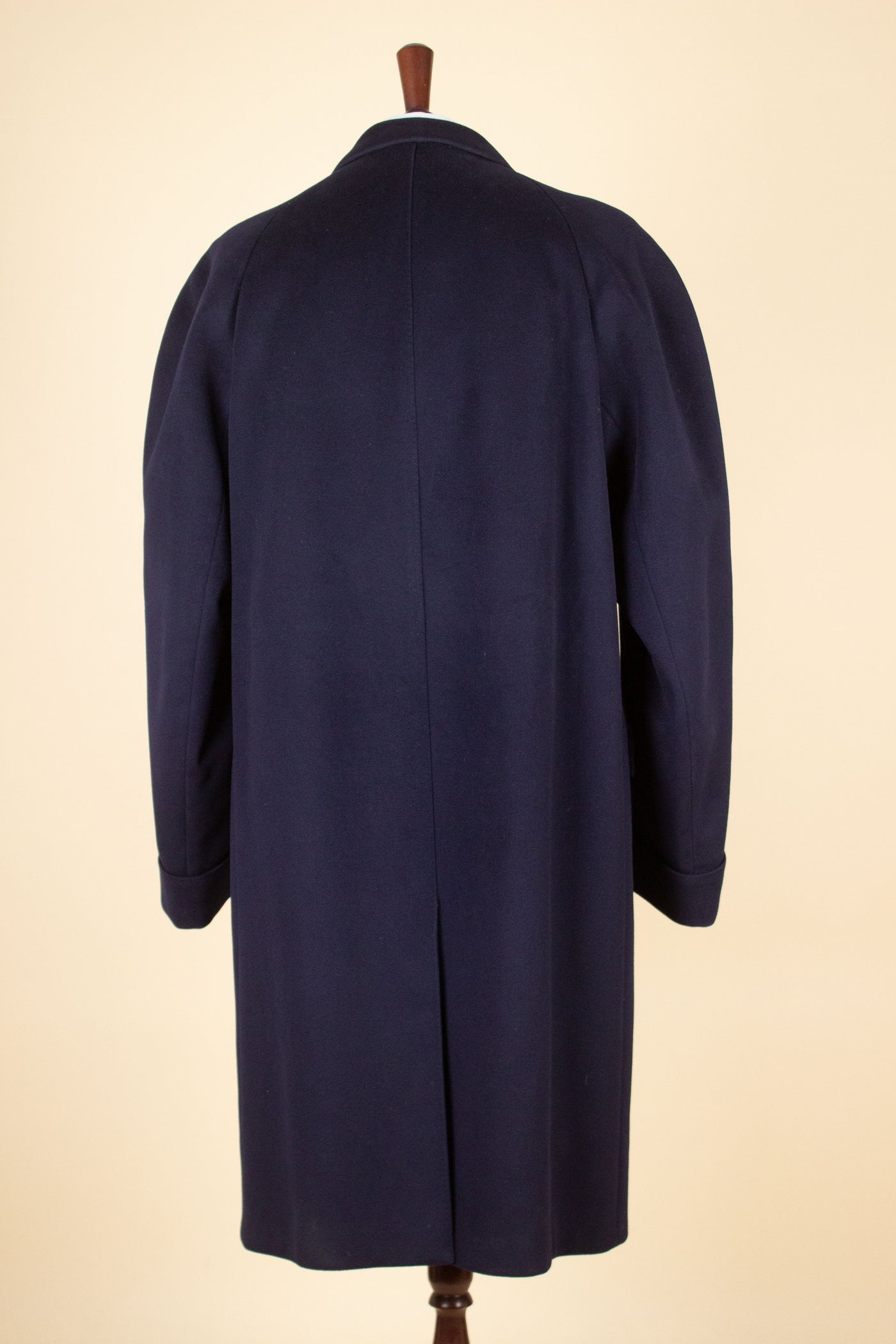 SWEDISH 1960S DARK BLUE SINGLE BREASTED RAGLAN OVERCOAT BY TIGER. SIZE CA EU 48-50