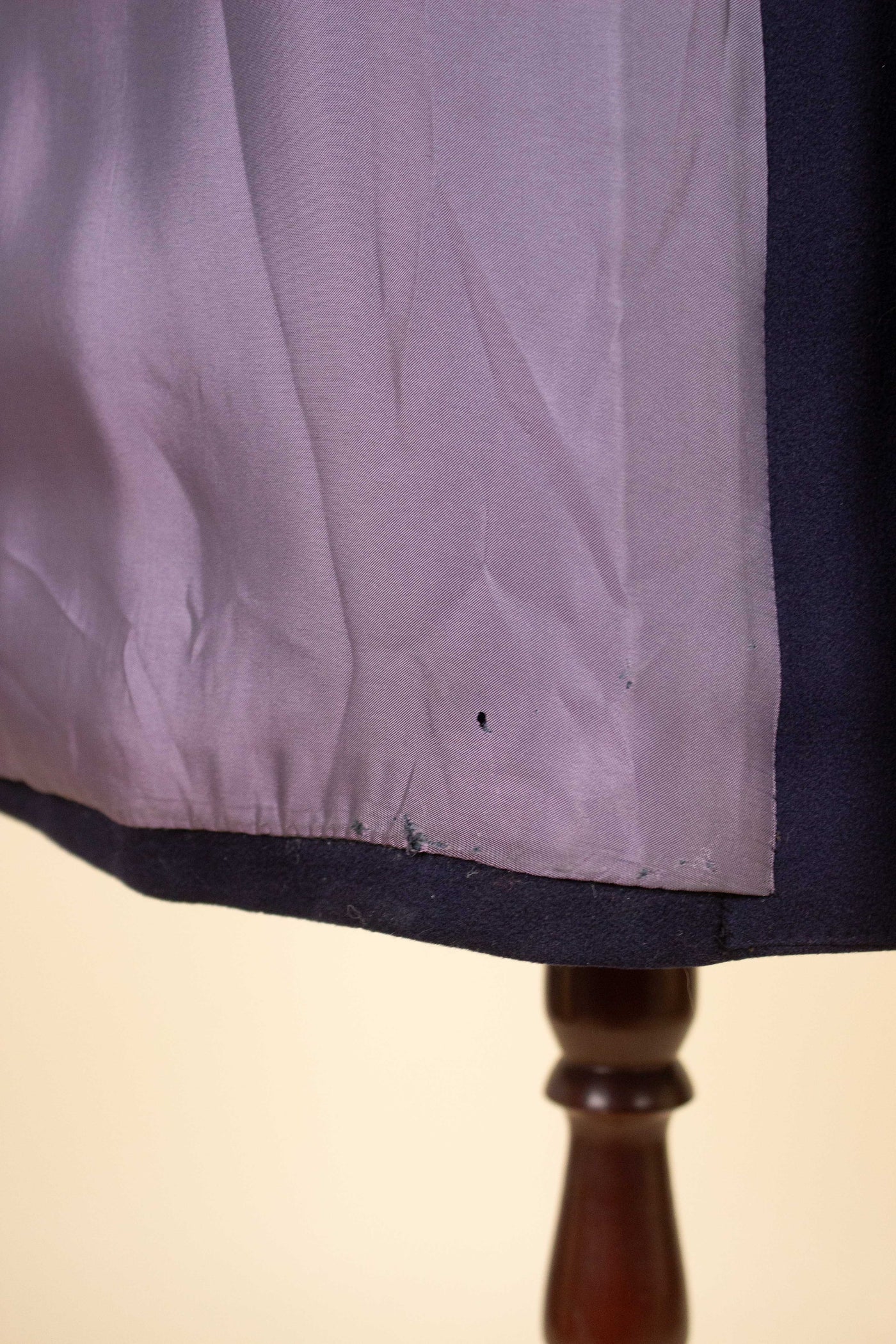 SWEDISH 1960S DARK BLUE SINGLE BREASTED RAGLAN OVERCOAT BY TIGER. SIZE CA EU 48-50