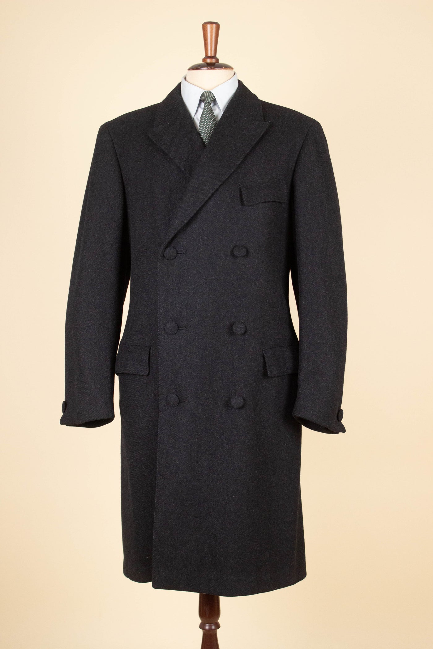 BRITISH 1960S DARK GREY DOUBLE BREASTED OVERCOAT WITH COVERED BUTTONS. SIZE CA EU 46