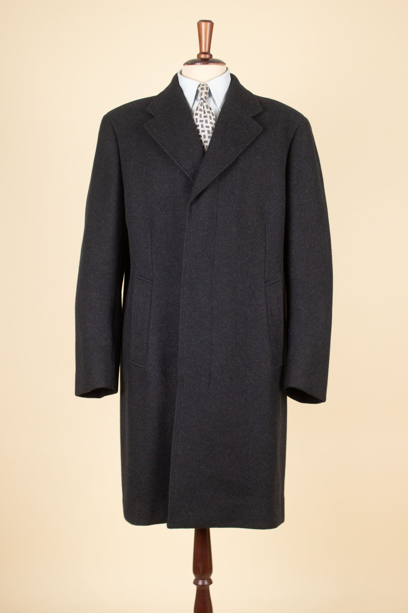 SWEDISH 1950S DARK GREY SINGLE BREASTED OVERCOAT BY WIDENGRENS. SIZE CA EU 48