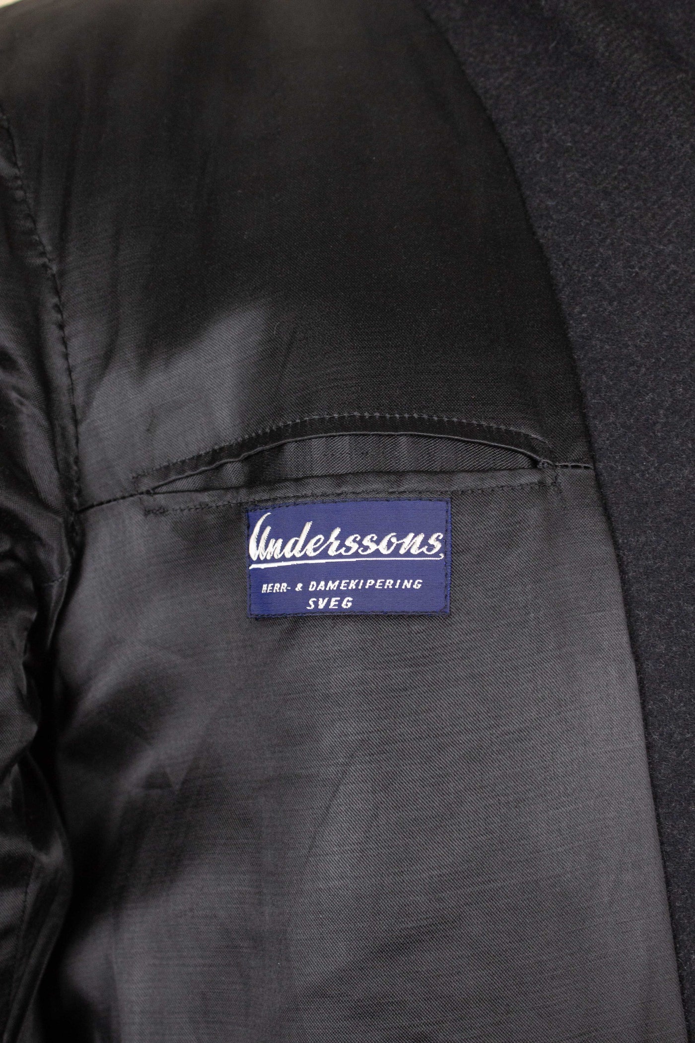 SWEDISH 1950S DARK GREY SINGLE BREASTED OVERCOAT BY WIDENGRENS. SIZE CA EU 48