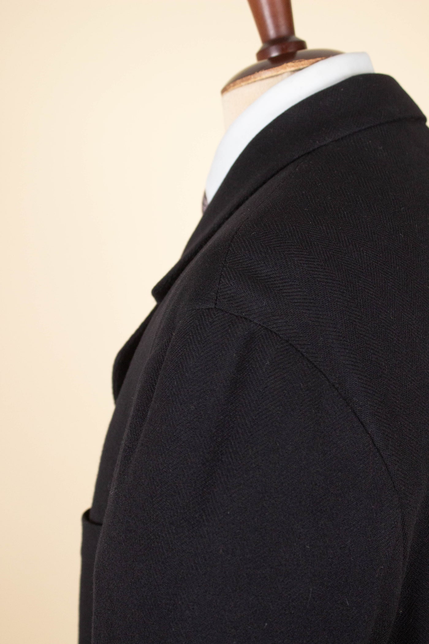 SWEDISH 1950 BESPOKE BLACK SINGLE BREASTED OVERCOAT BY NILSSON & LINDMAN. SIZE CA EU 54