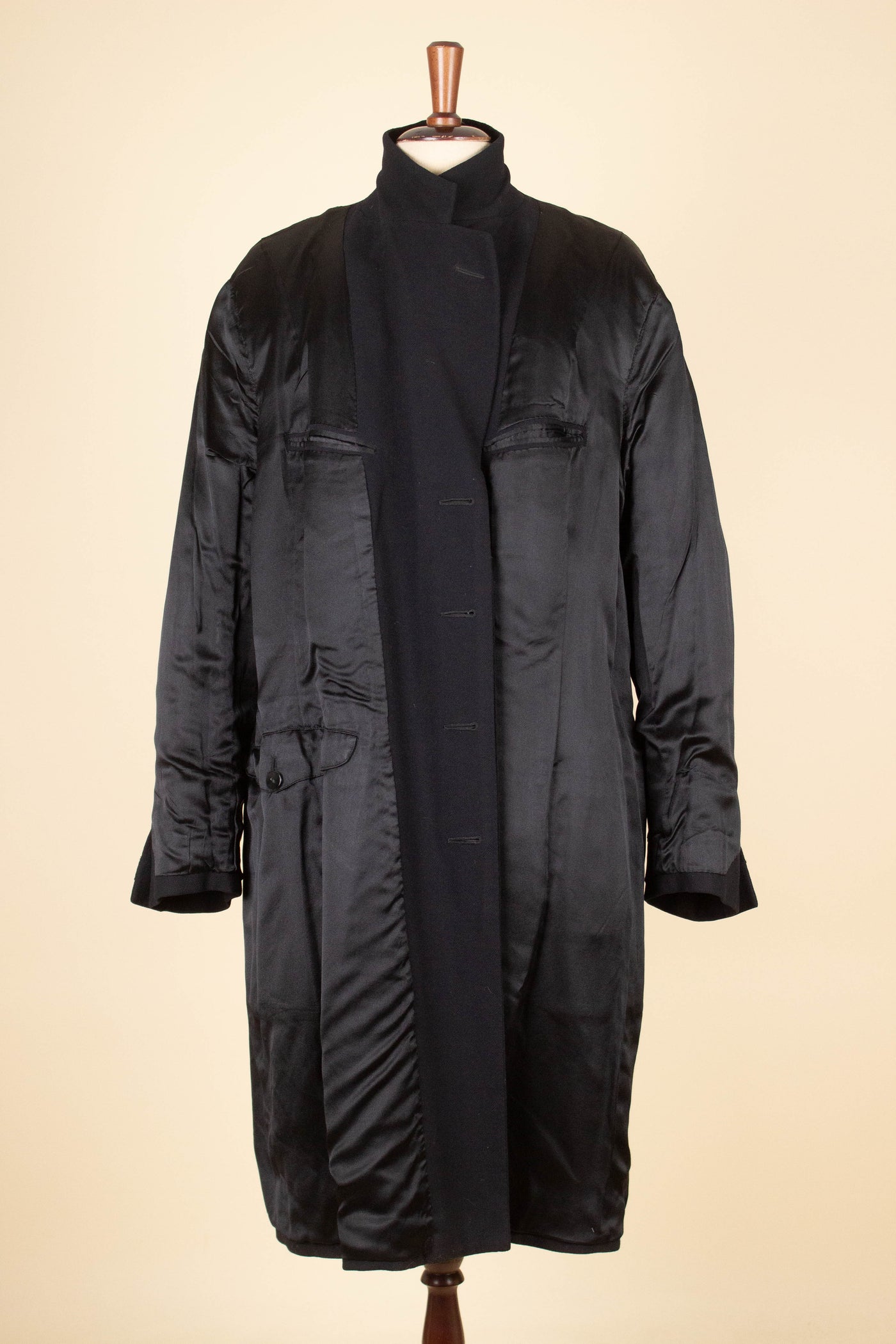 SWEDISH 1950 BESPOKE BLACK SINGLE BREASTED OVERCOAT BY NILSSON & LINDMAN. SIZE CA EU 54