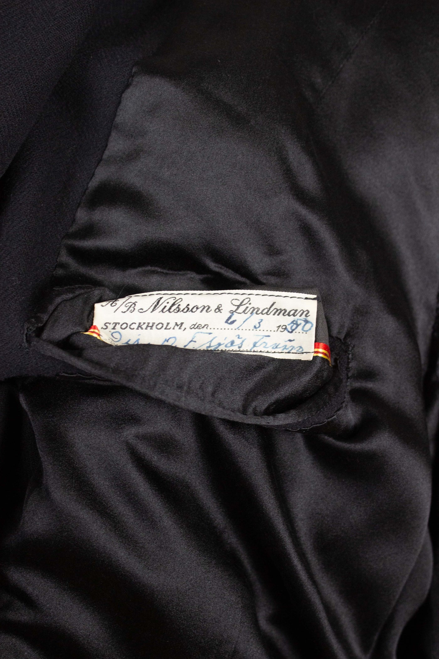 SWEDISH 1950 BESPOKE BLACK SINGLE BREASTED OVERCOAT BY NILSSON & LINDMAN. SIZE CA EU 54