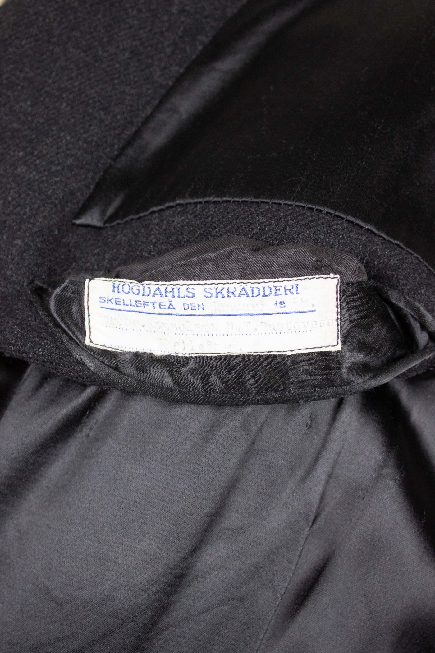 SWEDISH BESPOKE 1958 DARK GREY DOUBLE BREASTED OVERCOAT BY HÖGDAHLS. SIZE CA EU 48