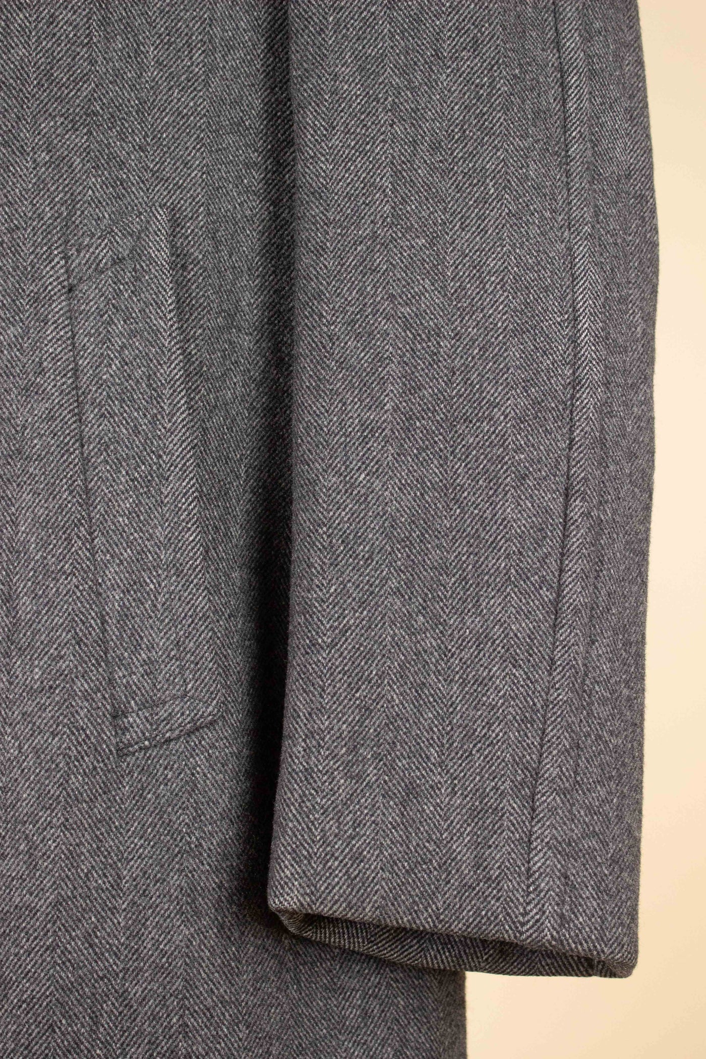 SWEDISH 1930S/1940S MID GREY HERRINGBONE OVERCOAT BY CARLBOMS. SIZE CA EU 46