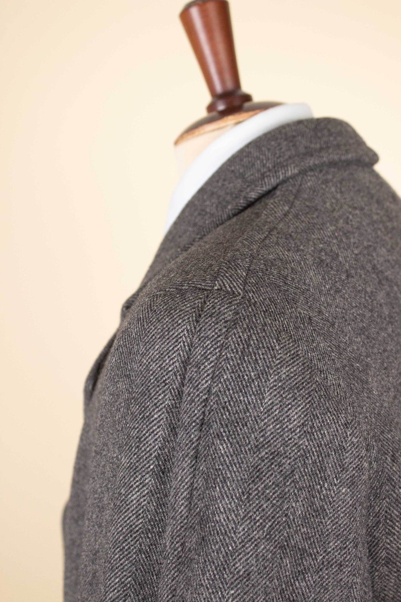 SWEDISH 1930S/1940S MID GREY HERRINGBONE OVERCOAT BY CARLBOMS. SIZE CA EU 46