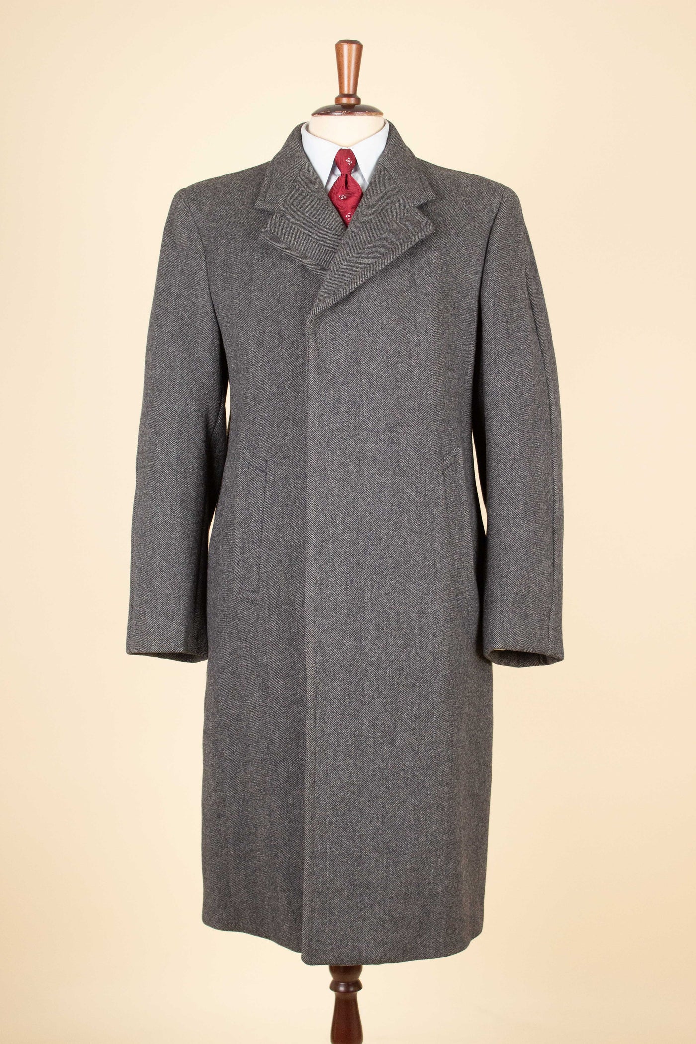 SWEDISH 1930S/1940S MID GREY HERRINGBONE OVERCOAT BY CARLBOMS. SIZE CA EU 46