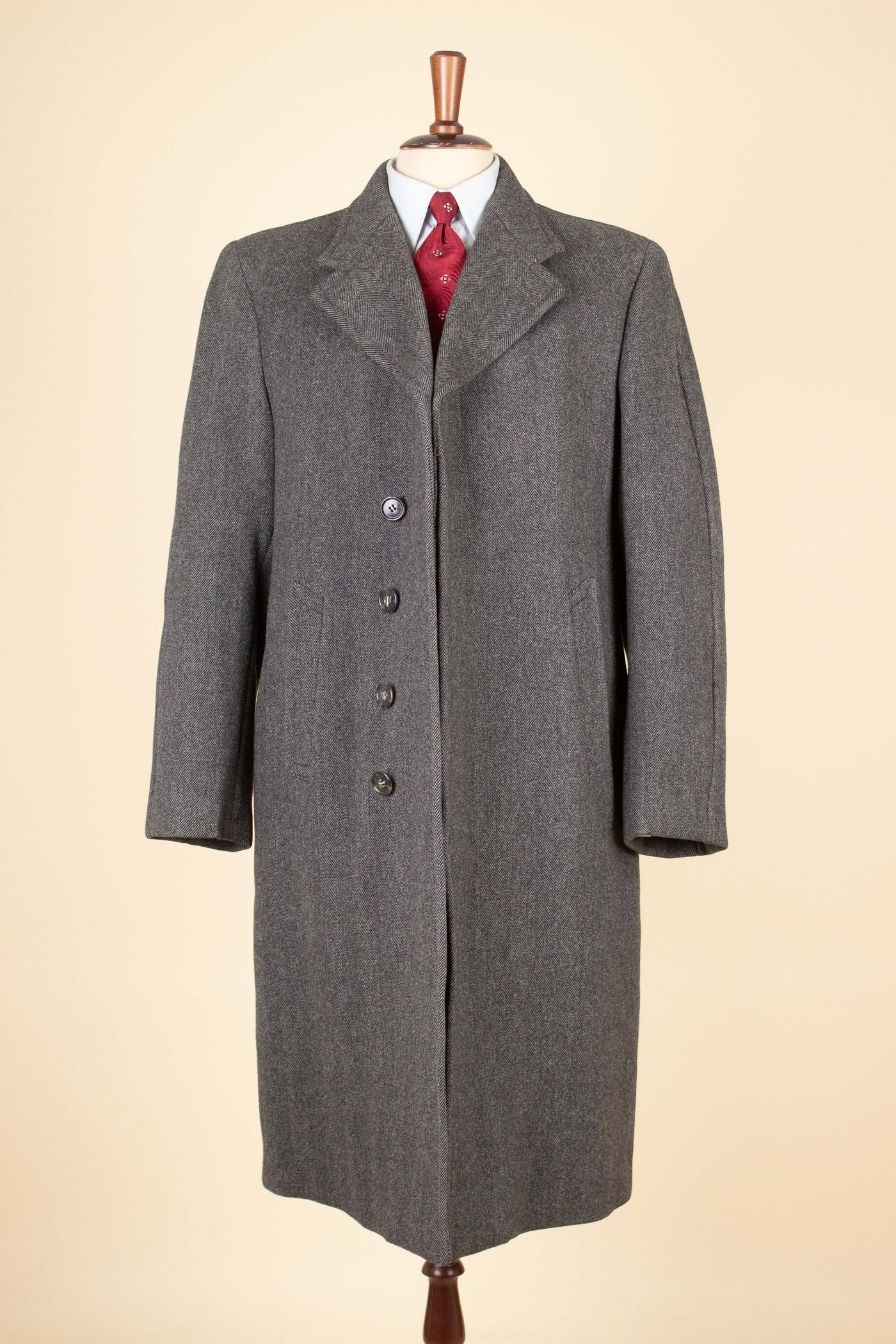 SWEDISH 1930S/1940S MID GREY HERRINGBONE OVERCOAT BY CARLBOMS. SIZE CA EU 46