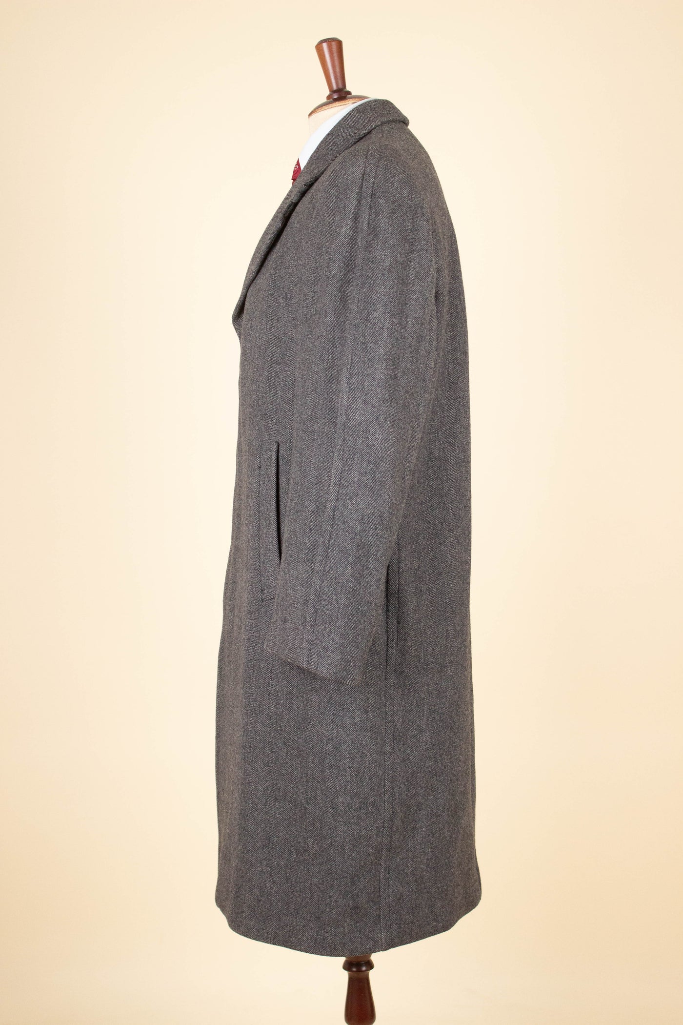 SWEDISH 1930S/1940S MID GREY HERRINGBONE OVERCOAT BY CARLBOMS. SIZE CA EU 46