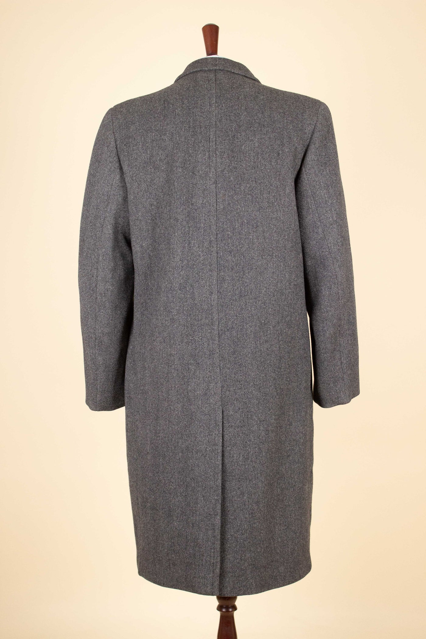 SWEDISH 1930S/1940S MID GREY HERRINGBONE OVERCOAT BY CARLBOMS. SIZE CA EU 46