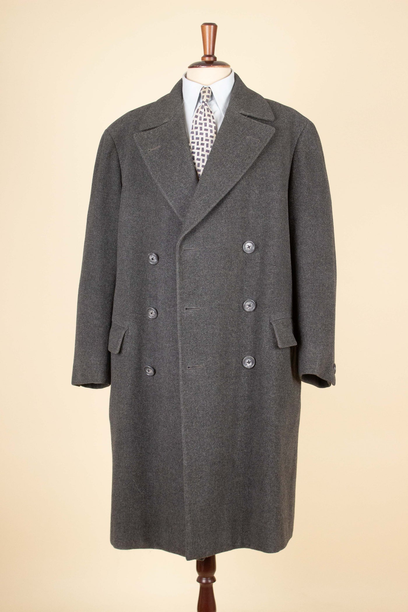 SWEDISH BESPOKE 1955 GREY DOUBLE BREASTED OVERCOAT BY OHLSSONS. SIZE CA EU 48-50