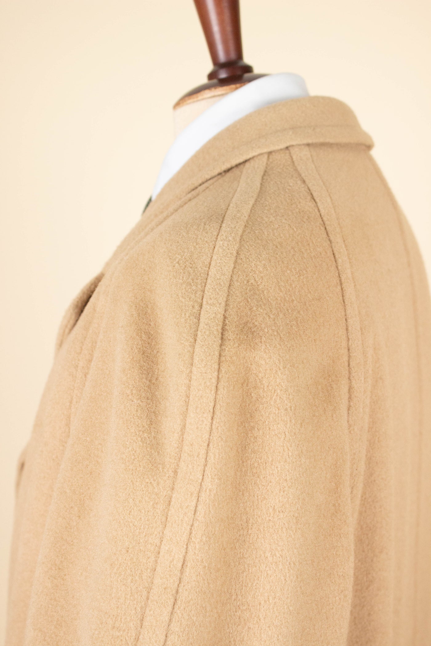 1950S/1960S BRITISH CAMELHAIR SINGLE BREASTED RAGLAN OVERCOAT BY RODEX. SIZE CA EU 52-54