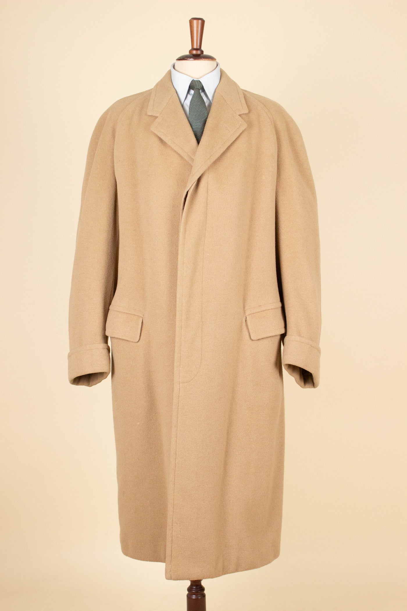 1950S/1960S BRITISH CAMELHAIR SINGLE BREASTED RAGLAN OVERCOAT BY RODEX. SIZE CA EU 52-54