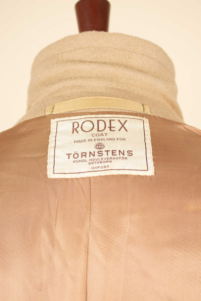 1950S/1960S BRITISH CAMELHAIR SINGLE BREASTED RAGLAN OVERCOAT BY RODEX. SIZE CA EU 52-54