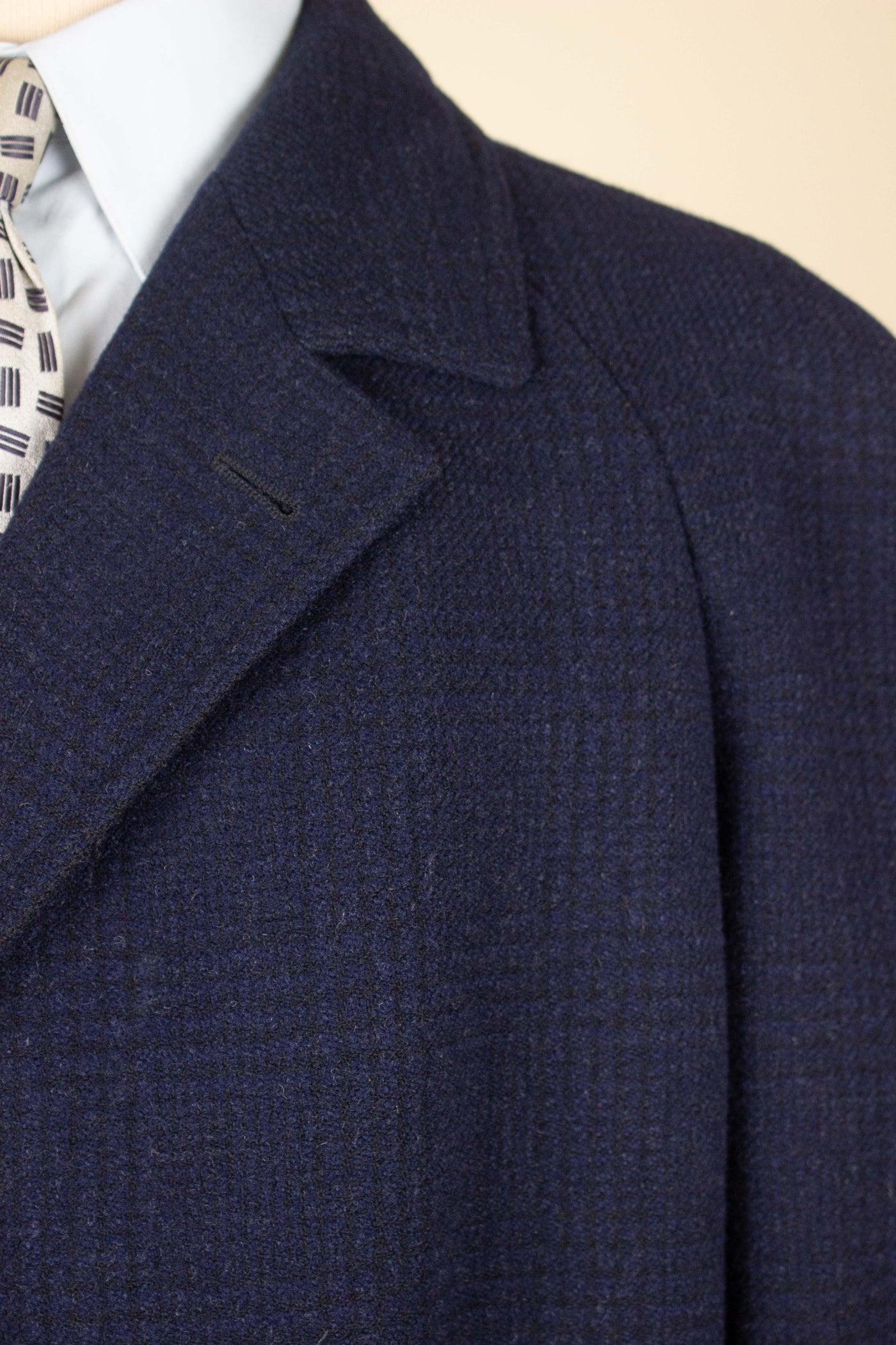 SWEDISH 1960S DARK BLUE CHECKERED RAGLAN OVERCOAT BY DRESS. SIZE CA EU 52