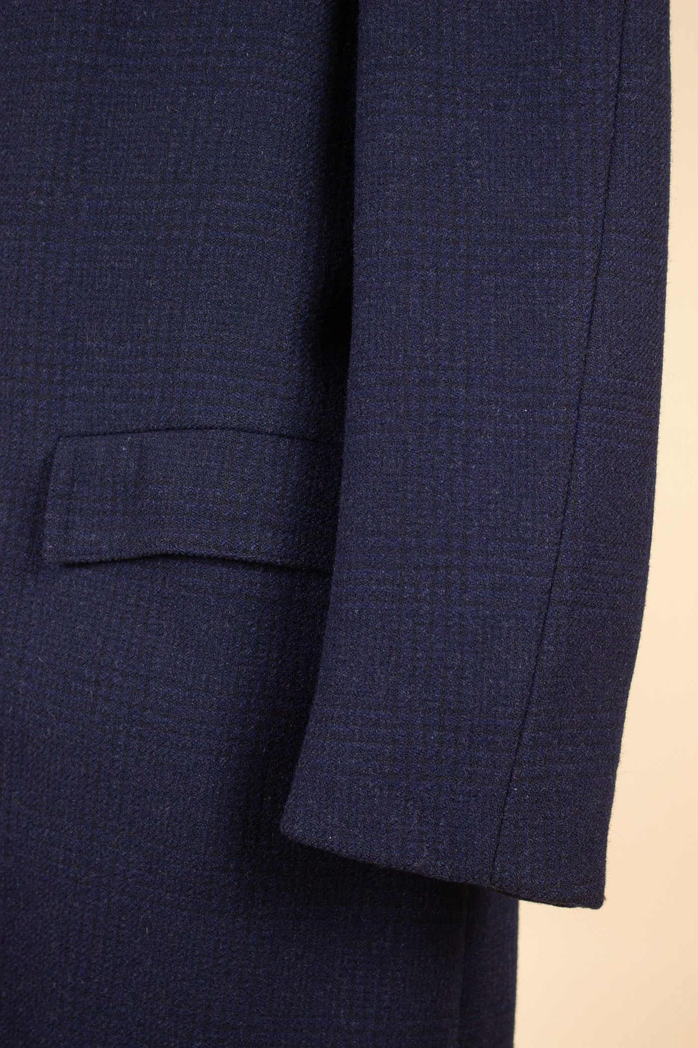 SWEDISH 1960S DARK BLUE CHECKERED RAGLAN OVERCOAT BY DRESS. SIZE CA EU 52