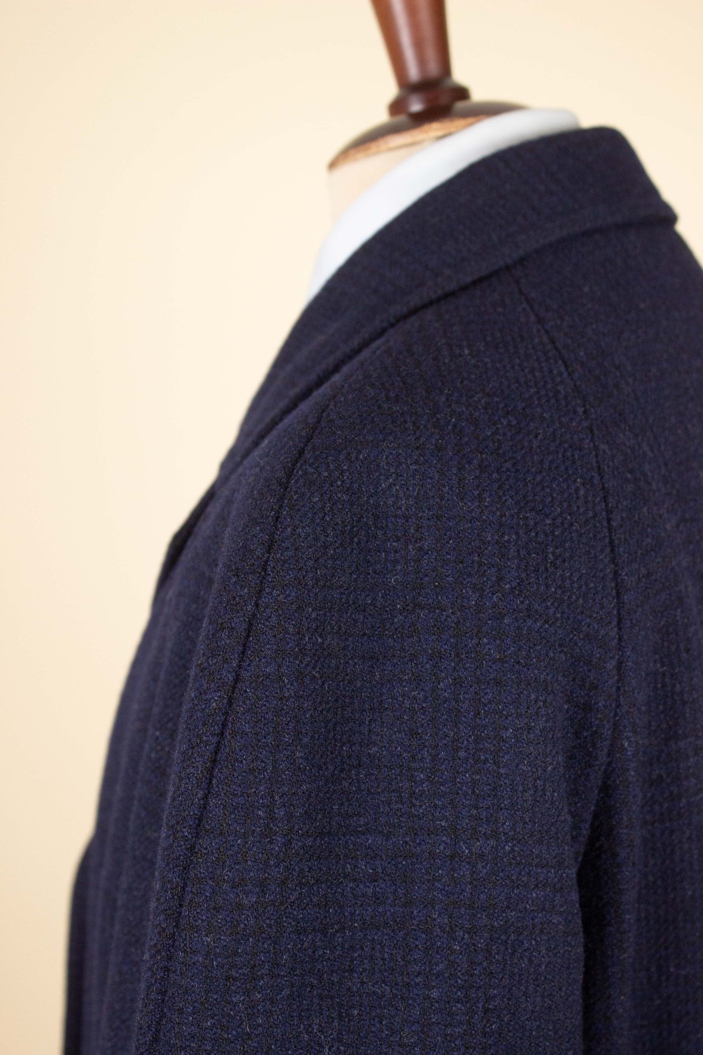 SWEDISH 1960S DARK BLUE CHECKERED RAGLAN OVERCOAT BY DRESS. SIZE CA EU 52