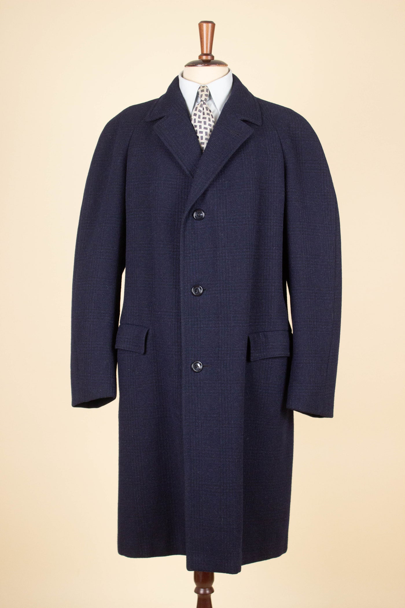 SWEDISH 1960S DARK BLUE CHECKERED RAGLAN OVERCOAT BY DRESS. SIZE CA EU 52