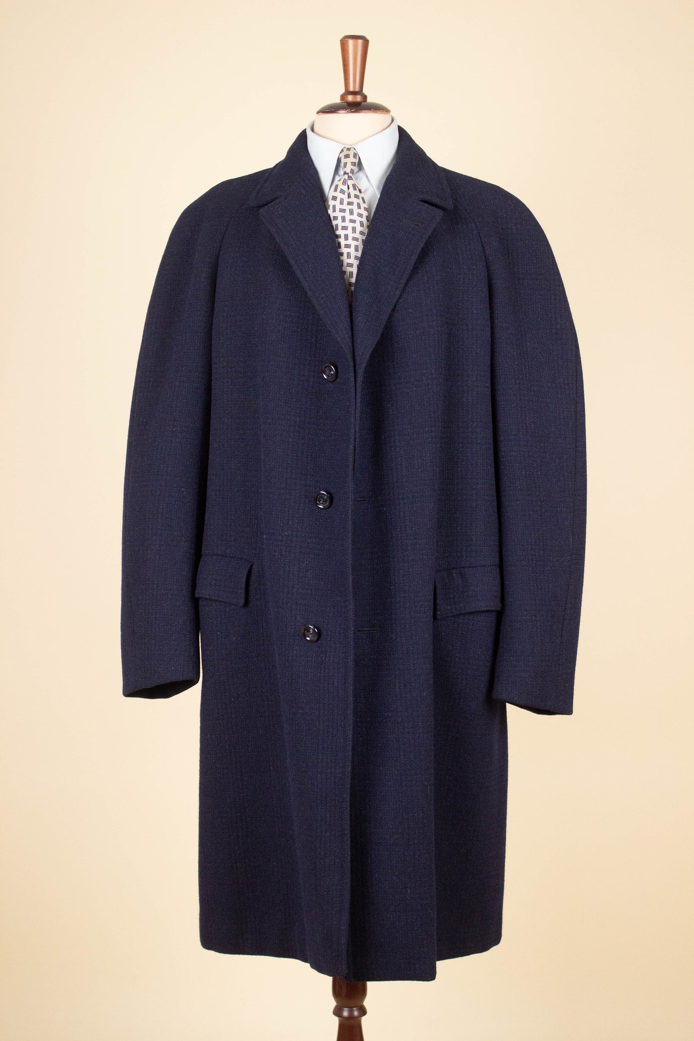 SWEDISH 1960S DARK BLUE CHECKERED RAGLAN OVERCOAT BY DRESS. SIZE CA EU 52