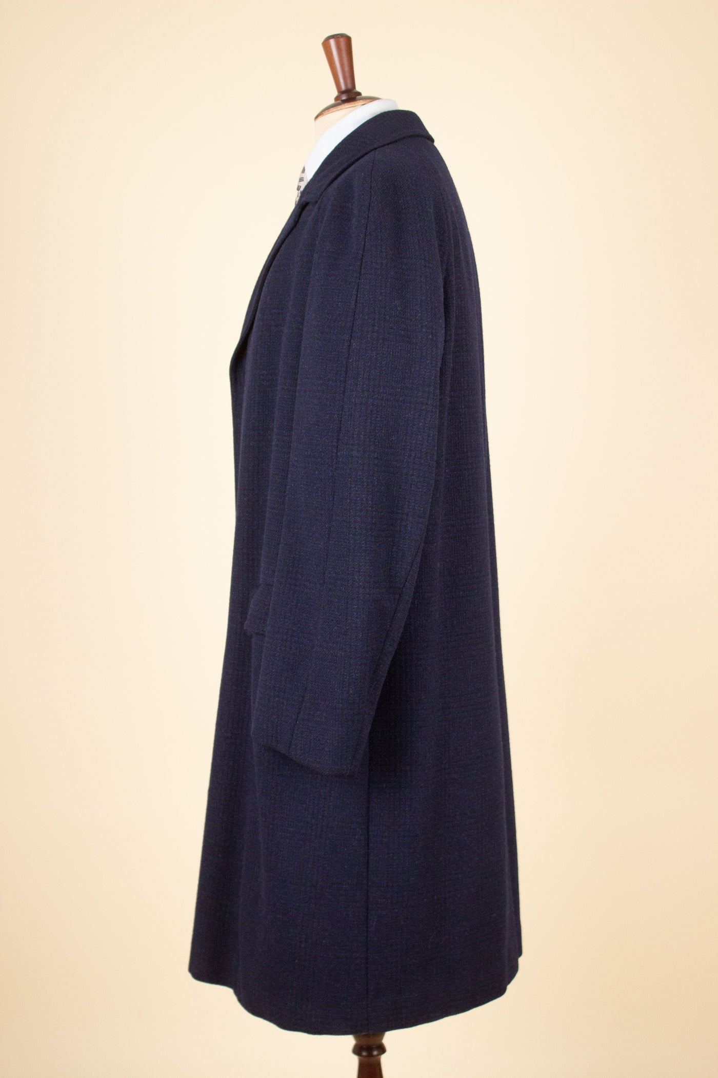 SWEDISH 1960S DARK BLUE CHECKERED RAGLAN OVERCOAT BY DRESS. SIZE CA EU 52