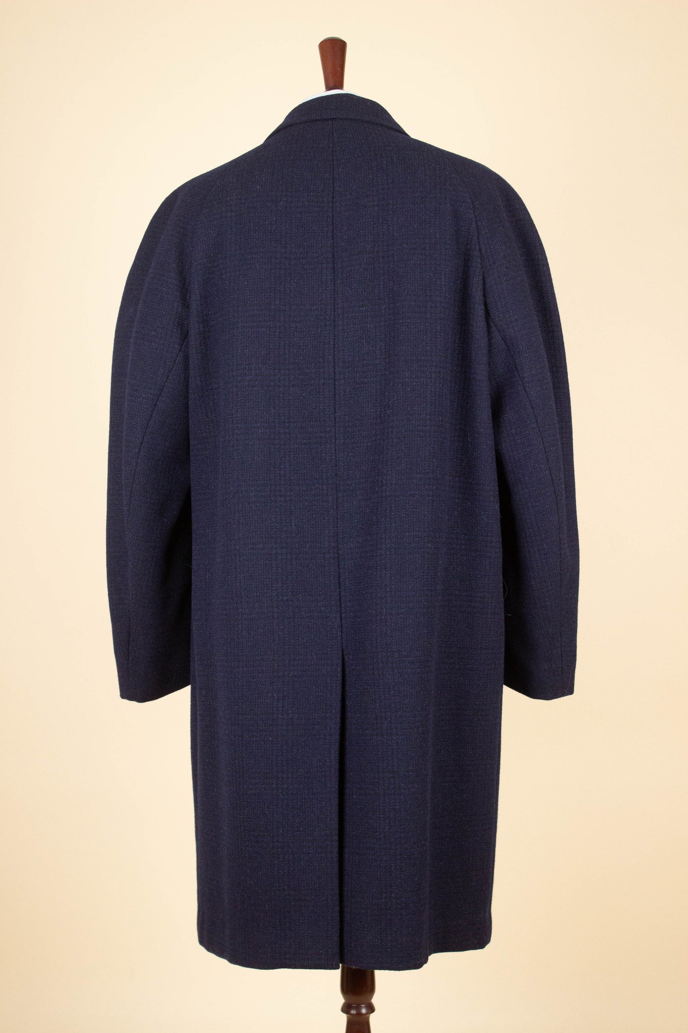 SWEDISH 1960S DARK BLUE CHECKERED RAGLAN OVERCOAT BY DRESS. SIZE CA EU 52