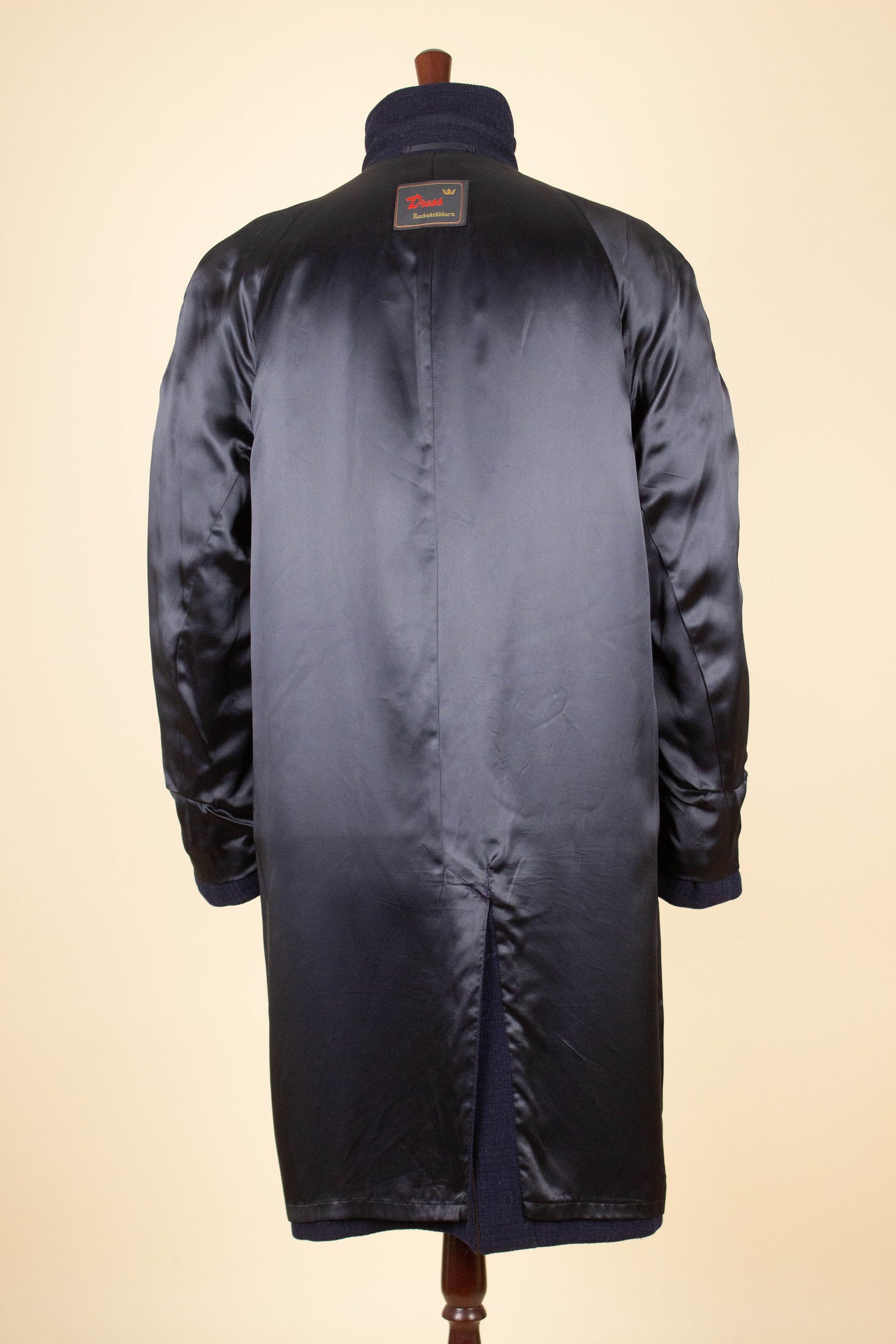 SWEDISH 1960S DARK BLUE CHECKERED RAGLAN OVERCOAT BY DRESS. SIZE CA EU 52