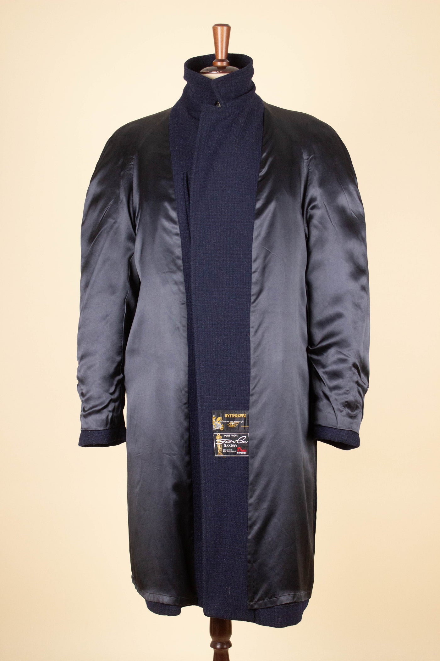 SWEDISH 1960S DARK BLUE CHECKERED RAGLAN OVERCOAT BY DRESS. SIZE CA EU 52