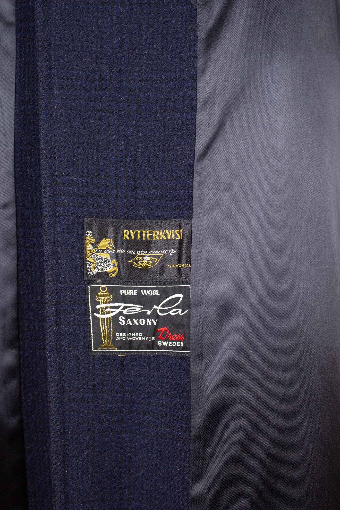 SWEDISH 1960S DARK BLUE CHECKERED RAGLAN OVERCOAT BY DRESS. SIZE CA EU 52