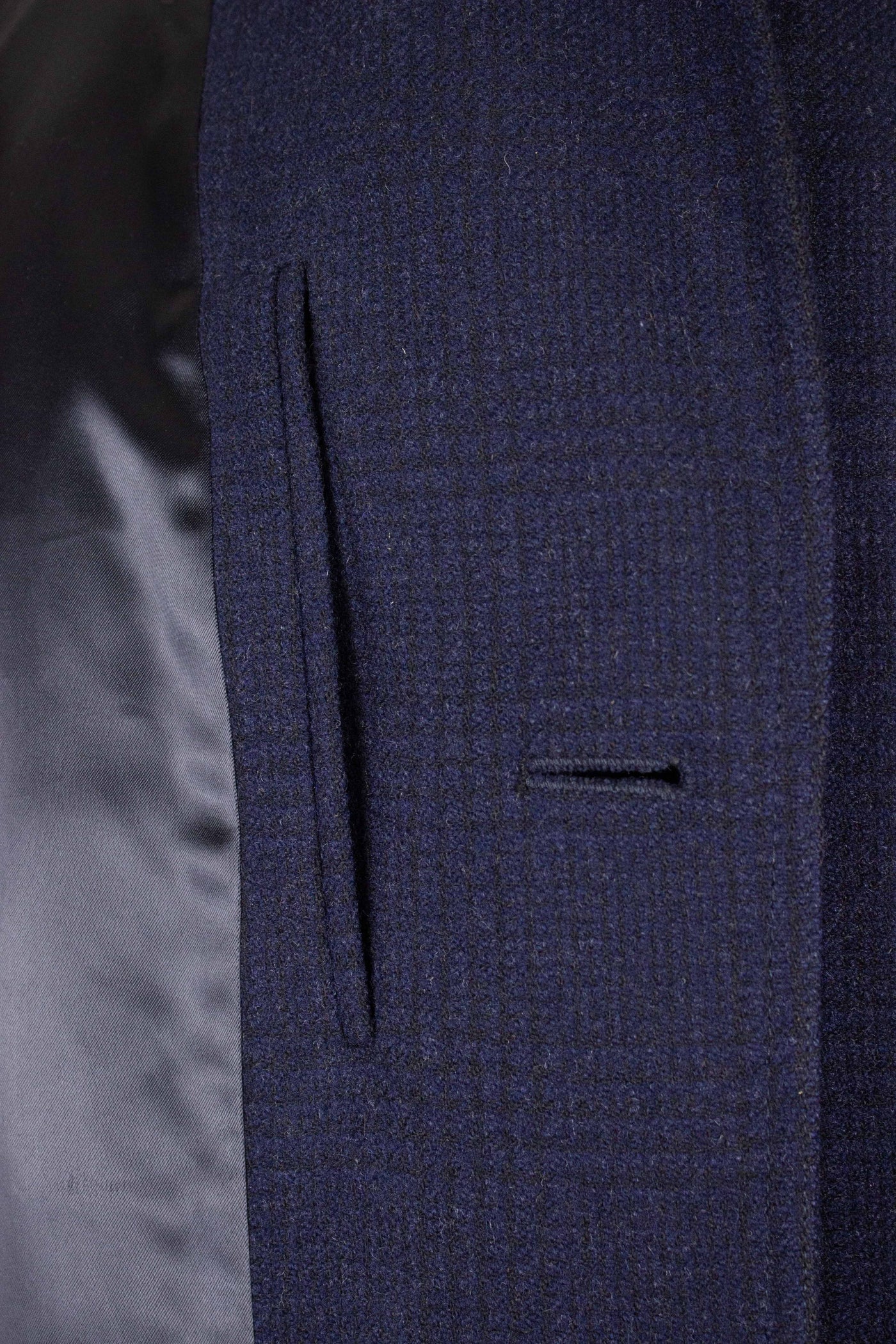 SWEDISH 1960S DARK BLUE CHECKERED RAGLAN OVERCOAT BY DRESS. SIZE CA EU 52
