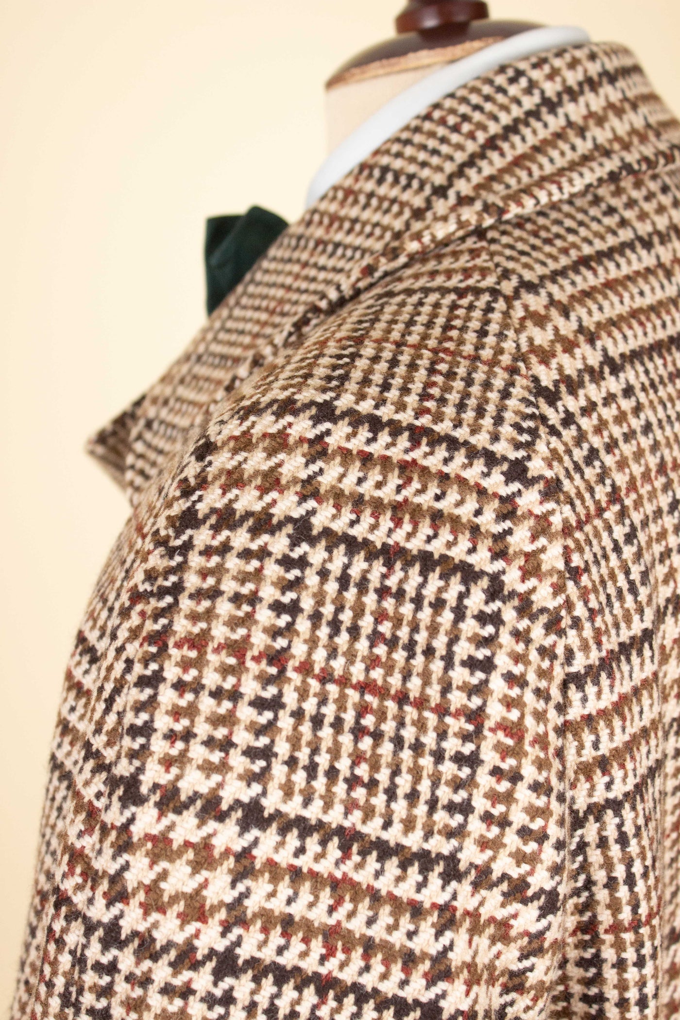 BRITISH 1970S BROWN CHECKERED 100% LAMBSWOOL RAGLAN OVERCOAT BY RODEX. SIZE CA EU 50