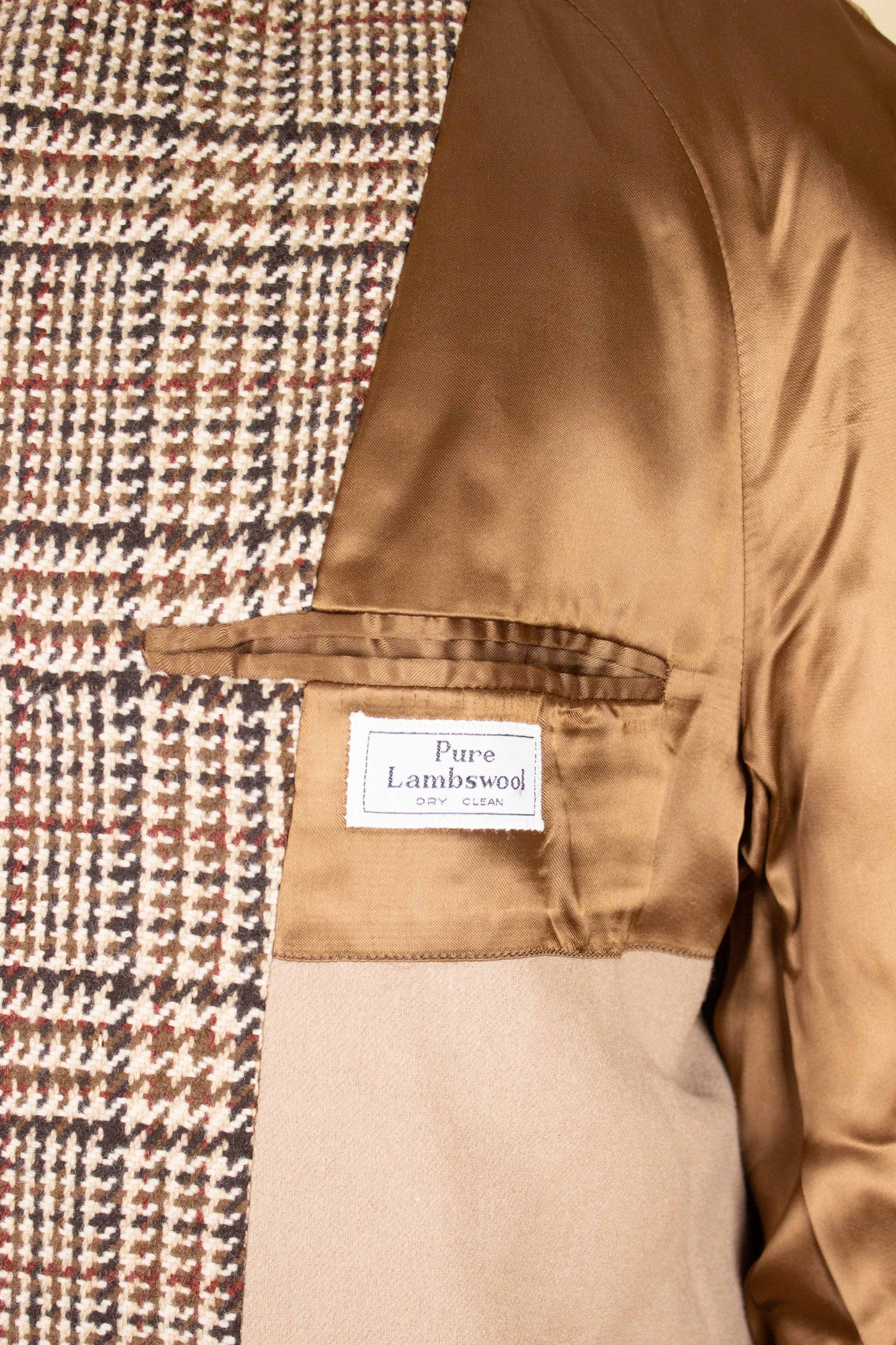 BRITISH 1970S BROWN CHECKERED 100% LAMBSWOOL RAGLAN OVERCOAT BY RODEX. SIZE CA EU 50