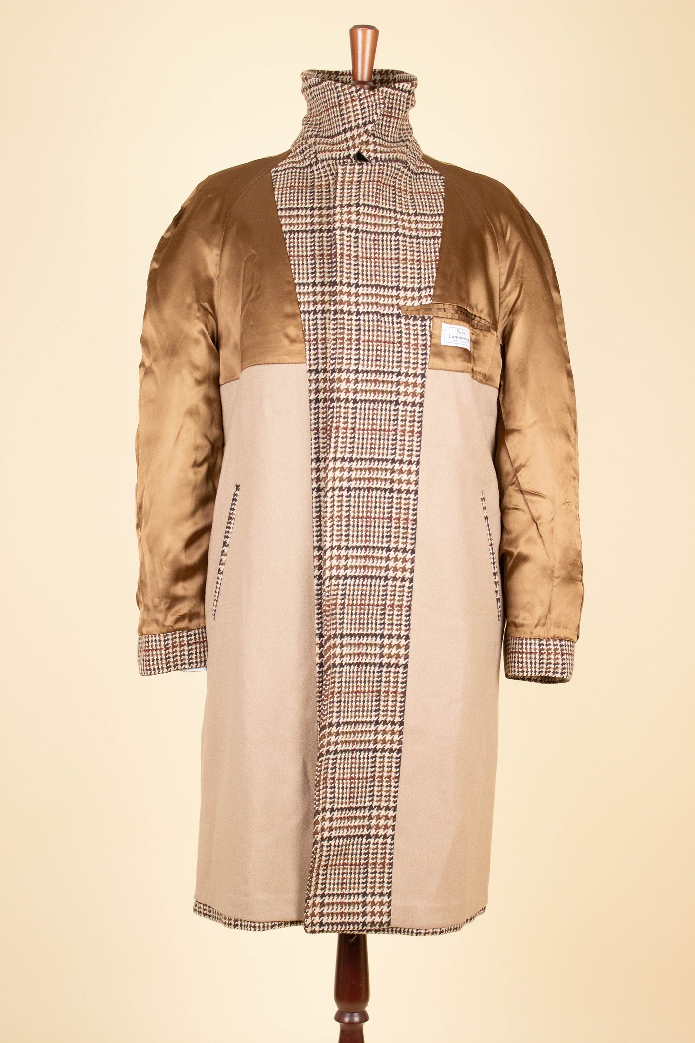 BRITISH 1970S BROWN CHECKERED 100% LAMBSWOOL RAGLAN OVERCOAT BY RODEX. SIZE CA EU 50