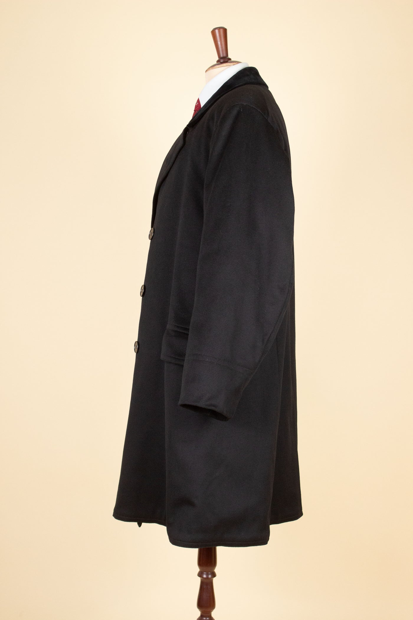 SWEDISH 1910S BLACK DOUBLE BREASTED CHESTERFIELD COAT WITH VELVET COLLAR. SIZE CA EU 52