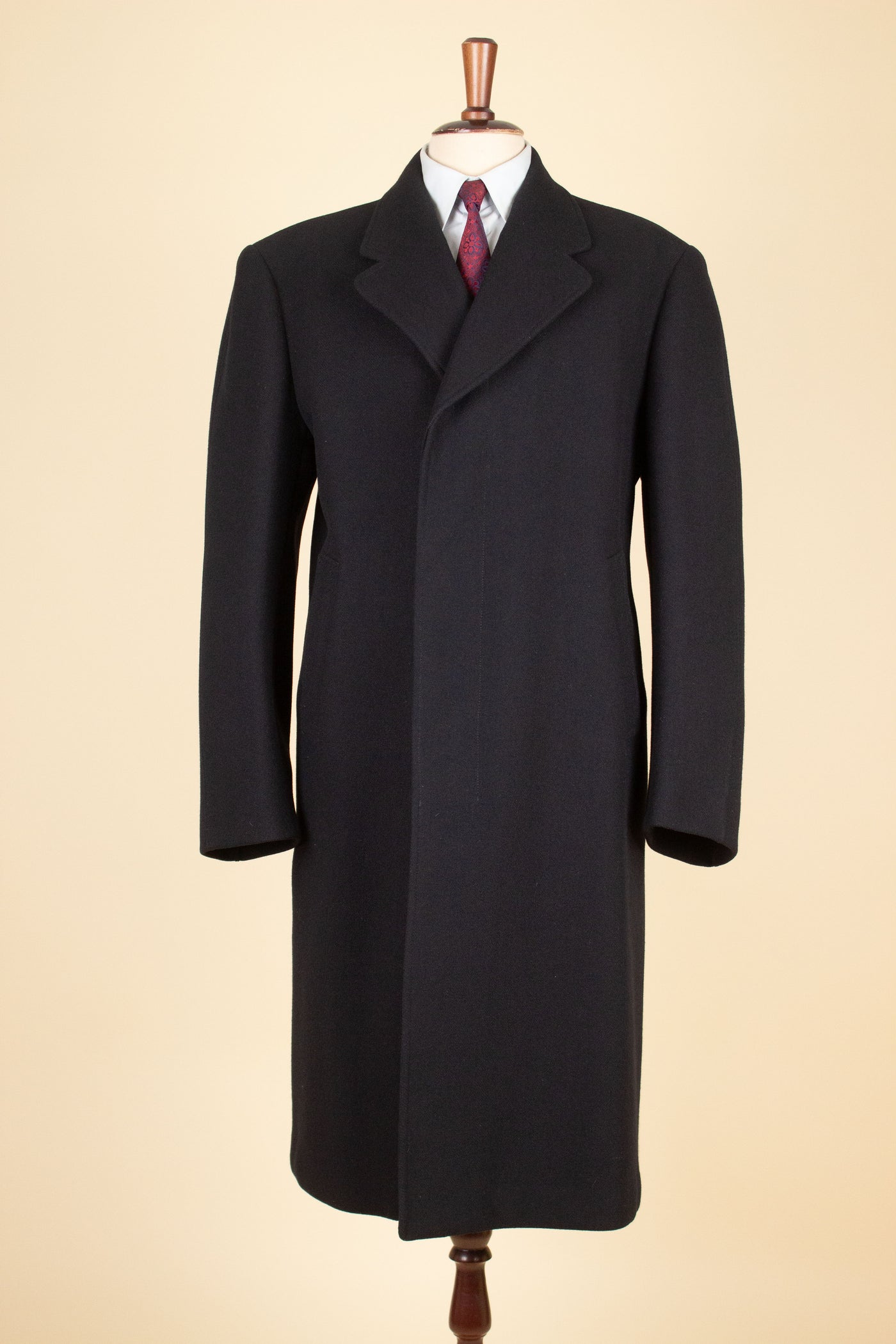 SWEDISH 1930S/1940S BLACK HERRINGBONE SINGLE BREASTED OVERCOAT. SIZE CA EU 48