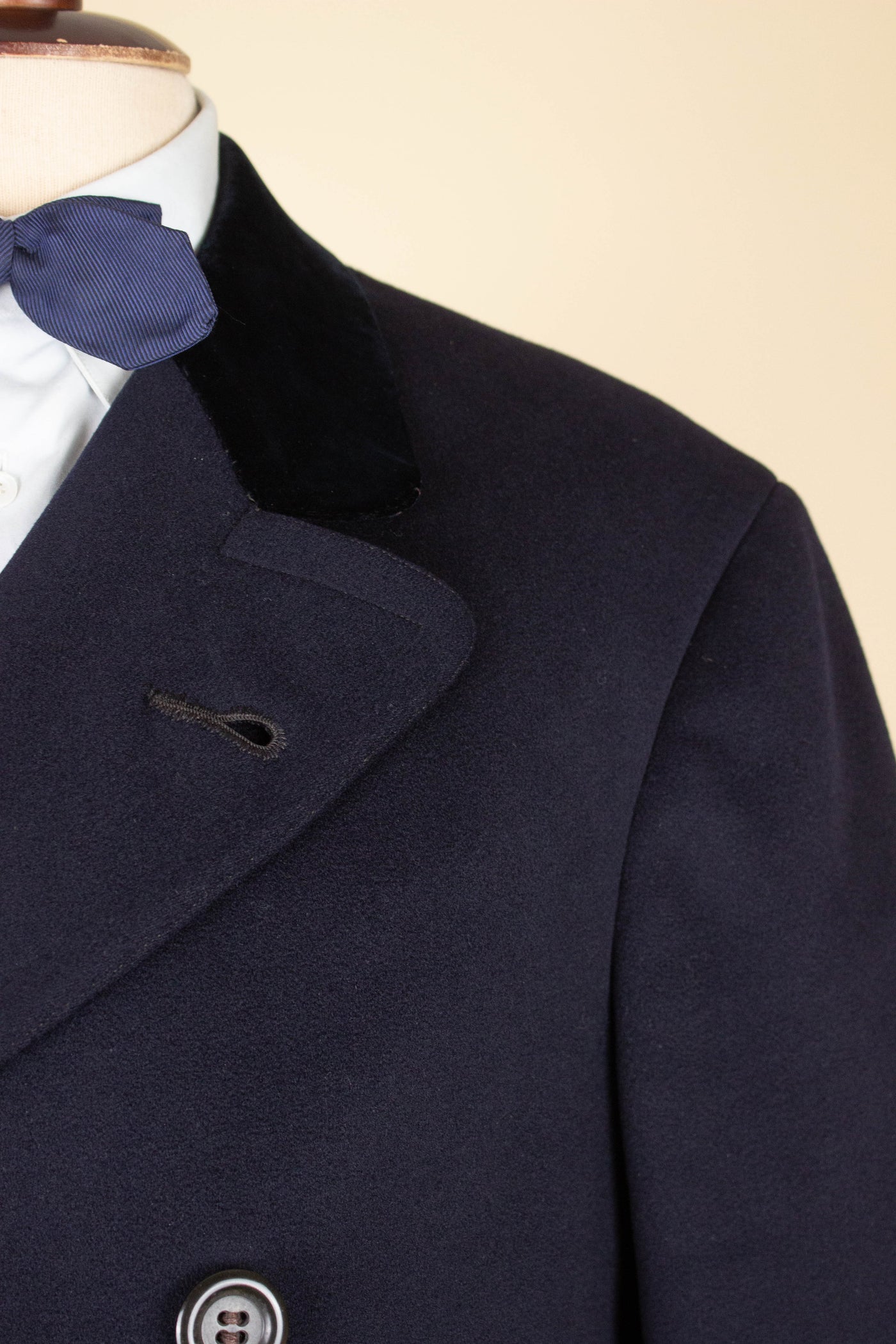SWEDISH 1910S DARK BLUE DOUBLE BREASTED CHESTERFIELD COAT WITH VELVET COLLAR. SIZE CA EU 46-48 LONG