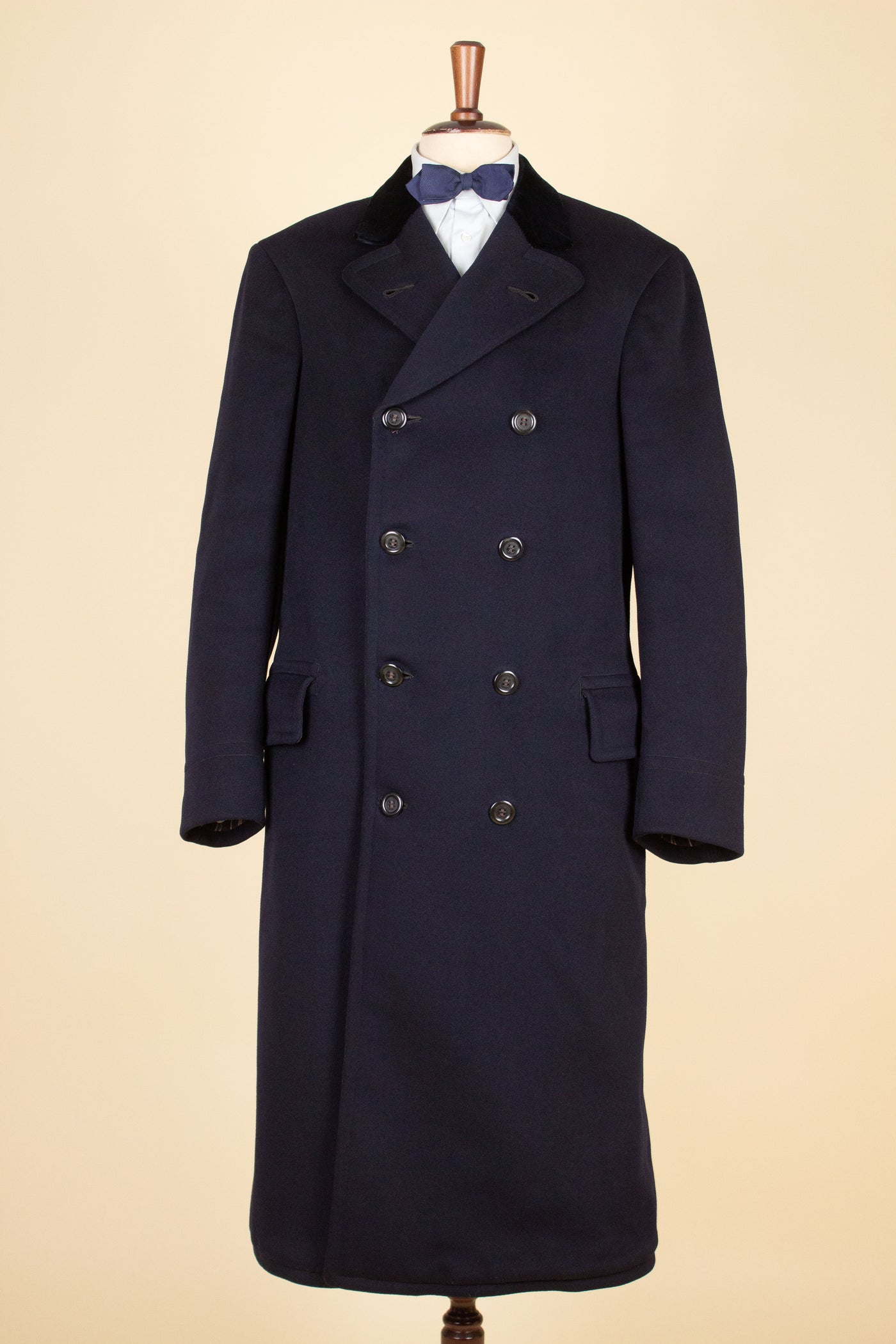 SWEDISH 1910S DARK BLUE DOUBLE BREASTED CHESTERFIELD COAT WITH VELVET COLLAR. SIZE CA EU 46-48 LONG