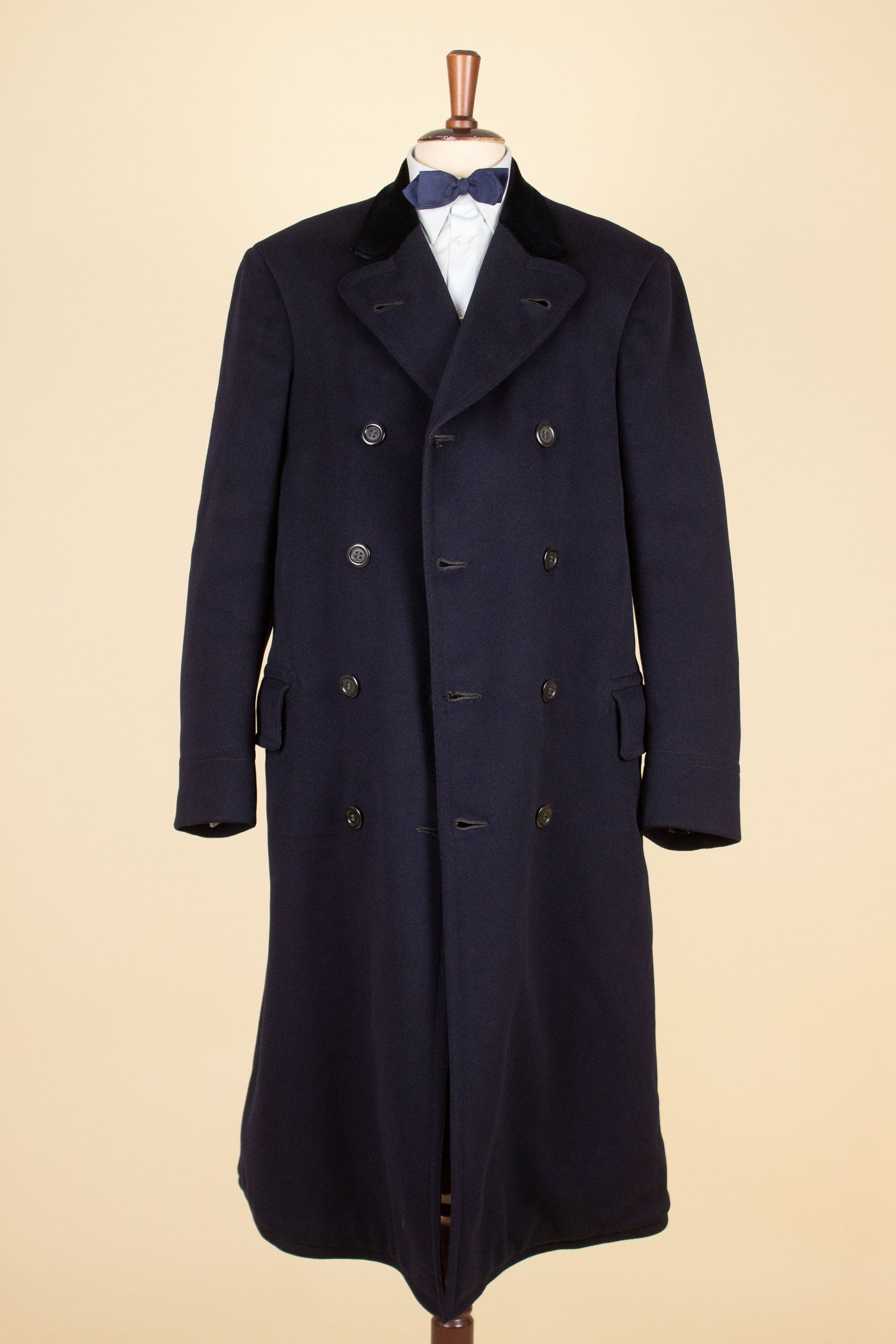 SWEDISH 1910S DARK BLUE DOUBLE BREASTED CHESTERFIELD COAT WITH VELVET COLLAR. SIZE CA EU 46-48 LONG