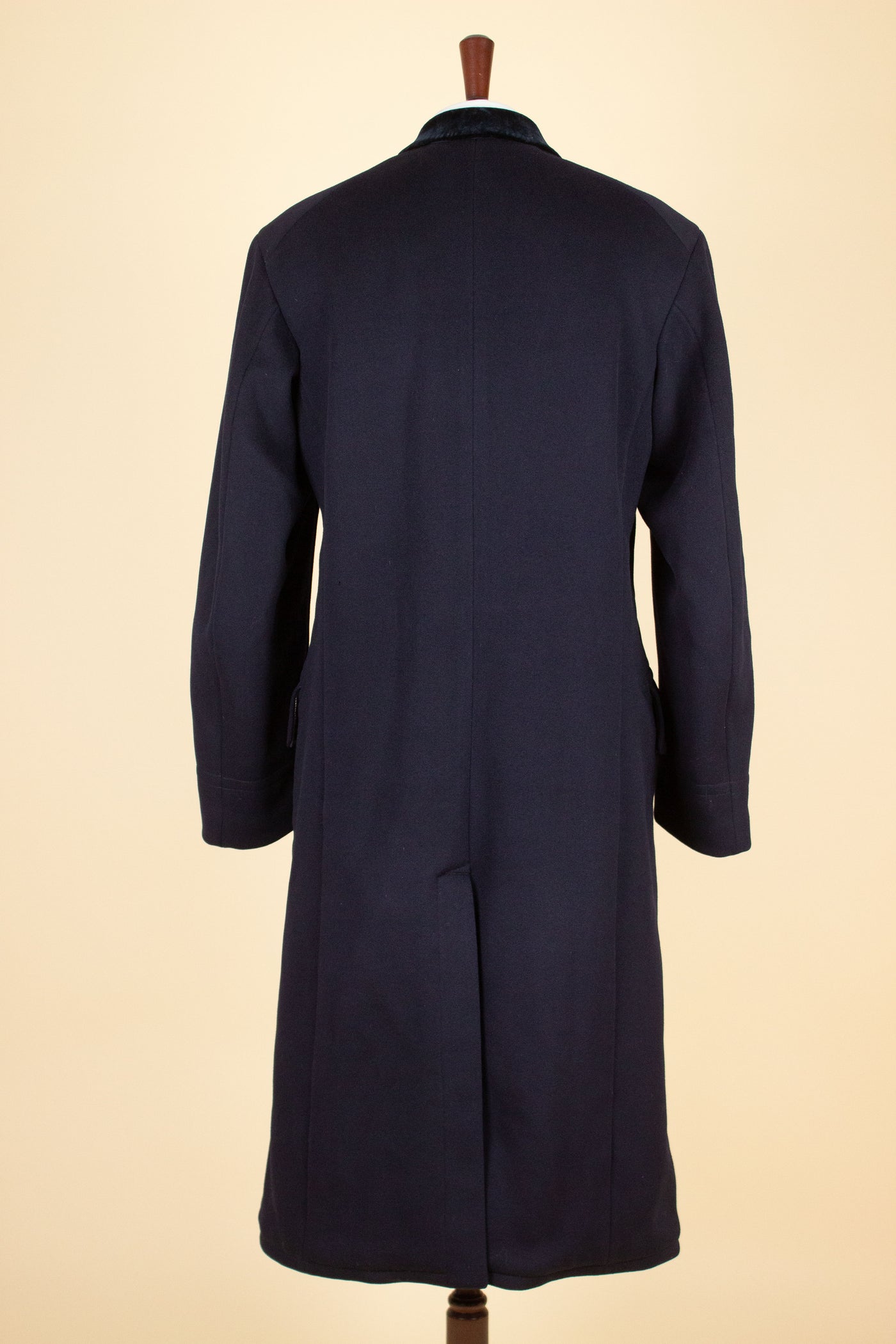 SWEDISH 1910S DARK BLUE DOUBLE BREASTED CHESTERFIELD COAT WITH VELVET COLLAR. SIZE CA EU 46-48 LONG