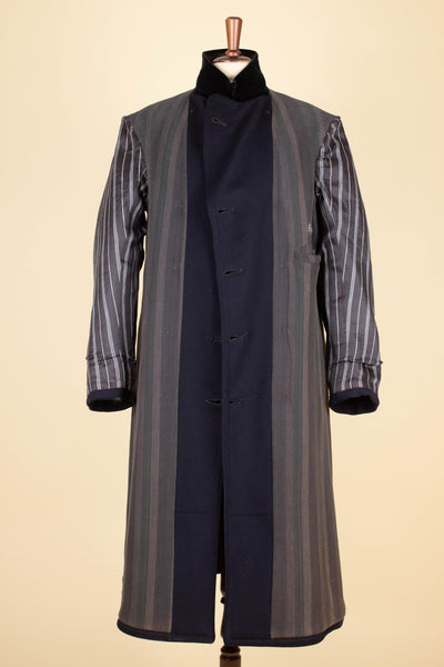 SWEDISH 1910S DARK BLUE DOUBLE BREASTED CHESTERFIELD COAT WITH VELVET COLLAR. SIZE CA EU 46-48 LONG
