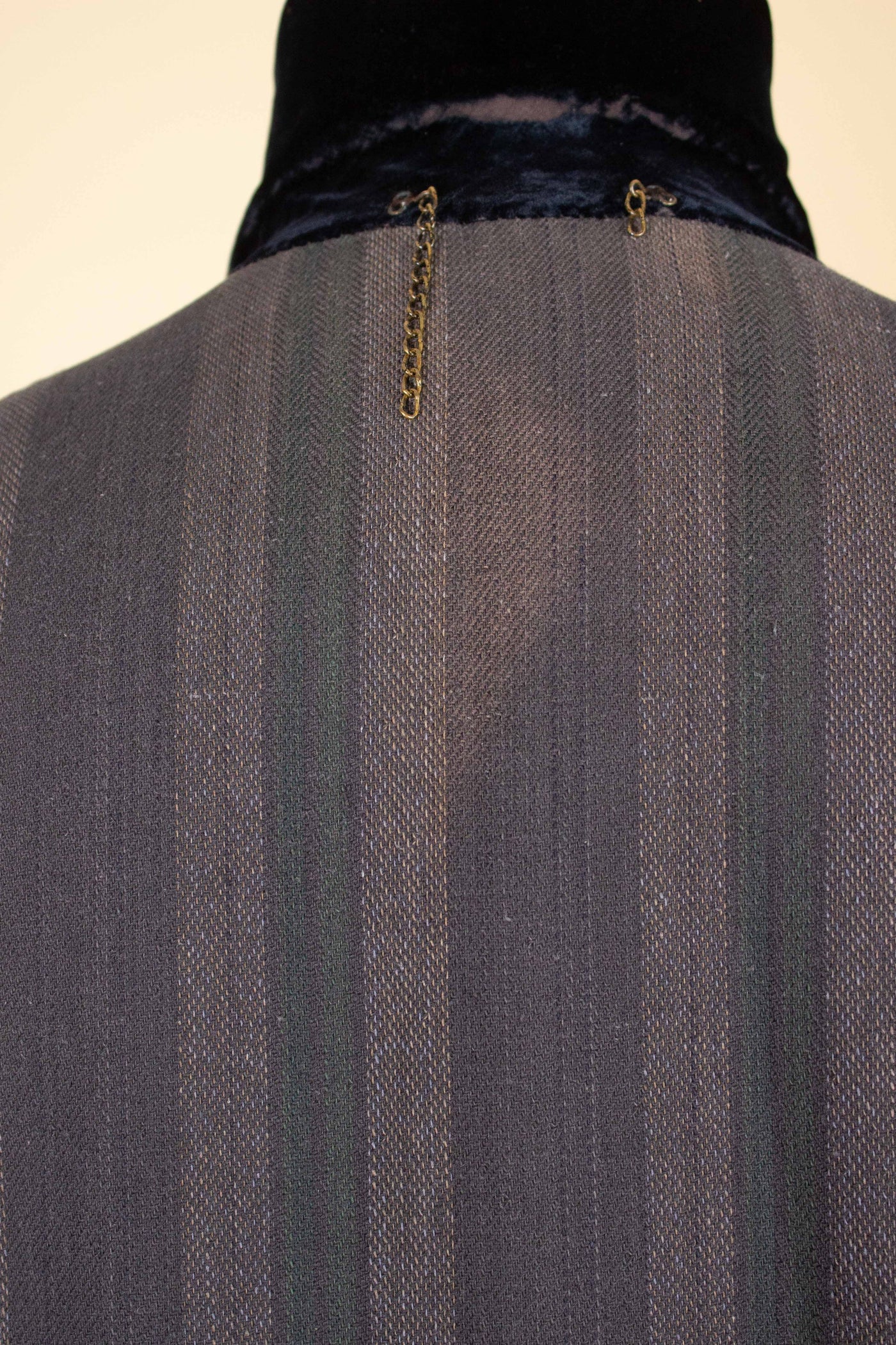 SWEDISH 1910S DARK BLUE DOUBLE BREASTED CHESTERFIELD COAT WITH VELVET COLLAR. SIZE CA EU 46-48 LONG